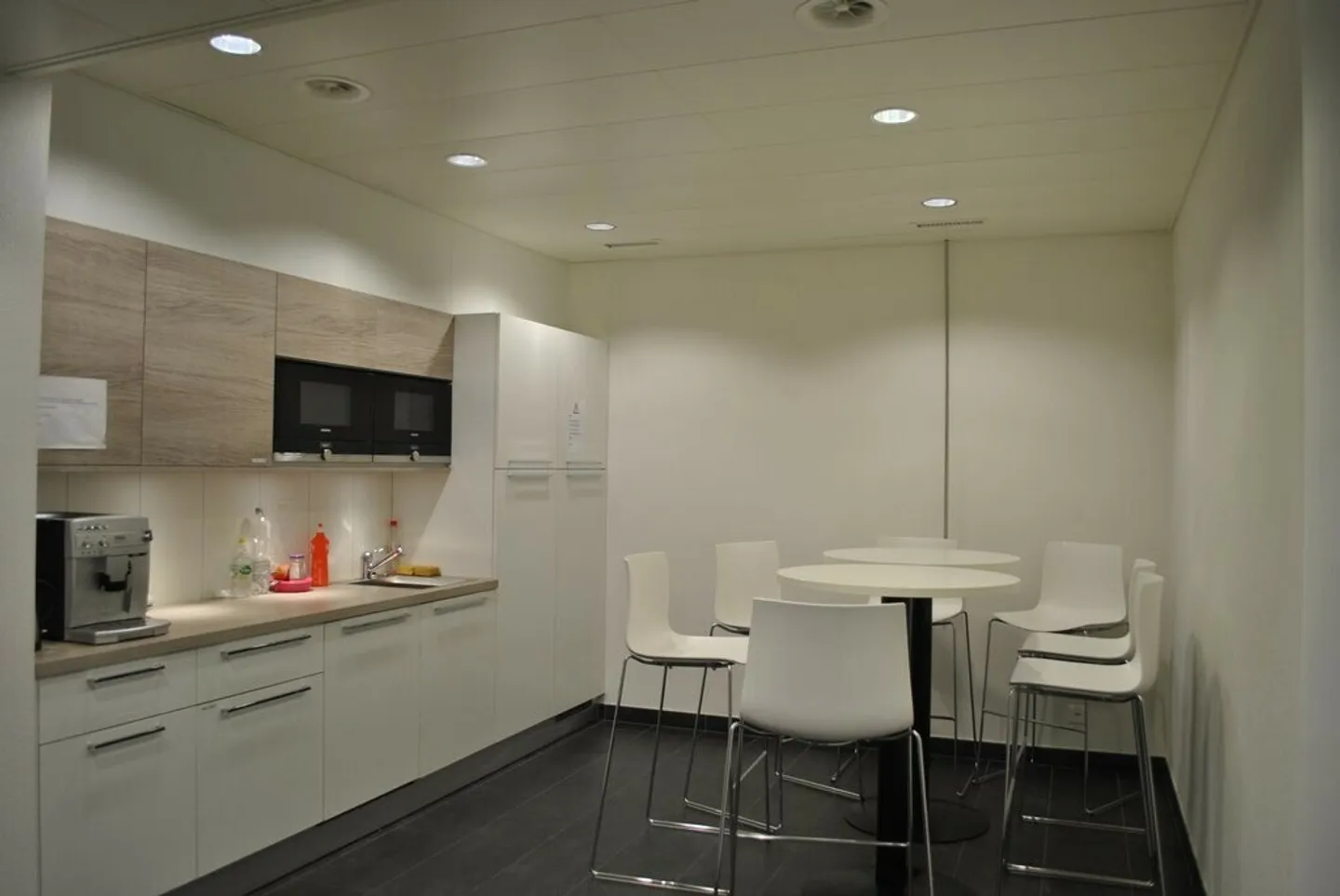 Bright office space of 133 m2 in the heart of Y-PARC - Photo 4 of 4