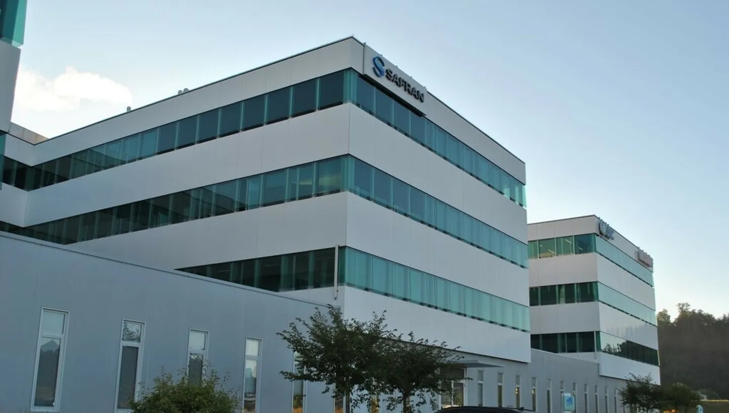 Bright office space of 133 m2 in the heart of Y-PARC - Photo 1 of 4