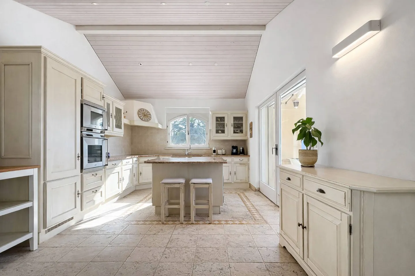 Magnificent Southern Villa with Pool - Photo 6 of 12