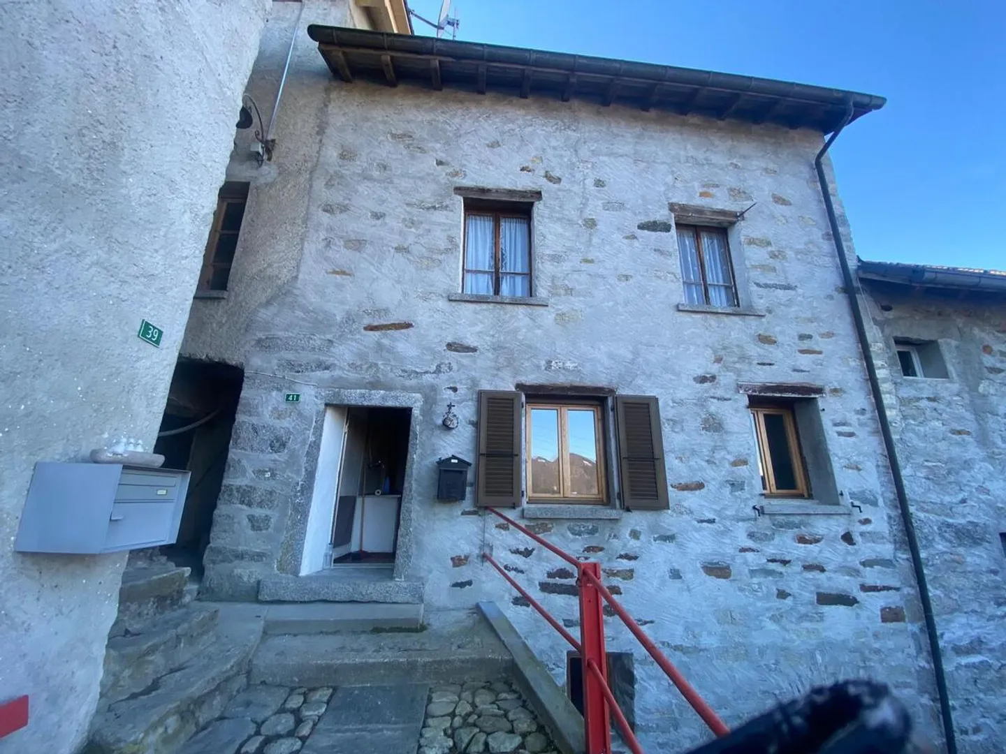 Maison dans le centre du village à rénover - Photo 1 sur 11