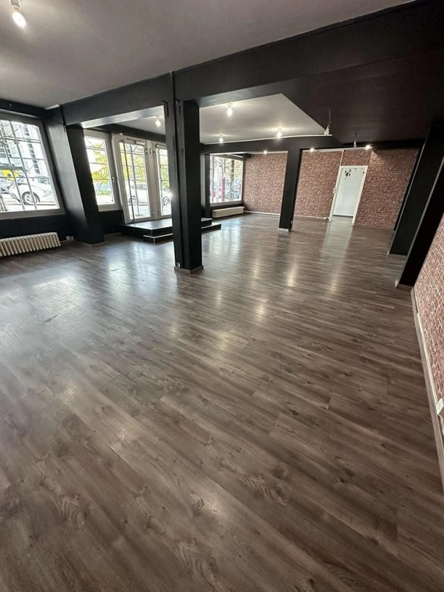 Arcade con due vetrine vicino al centro città - Foto 1 di 5