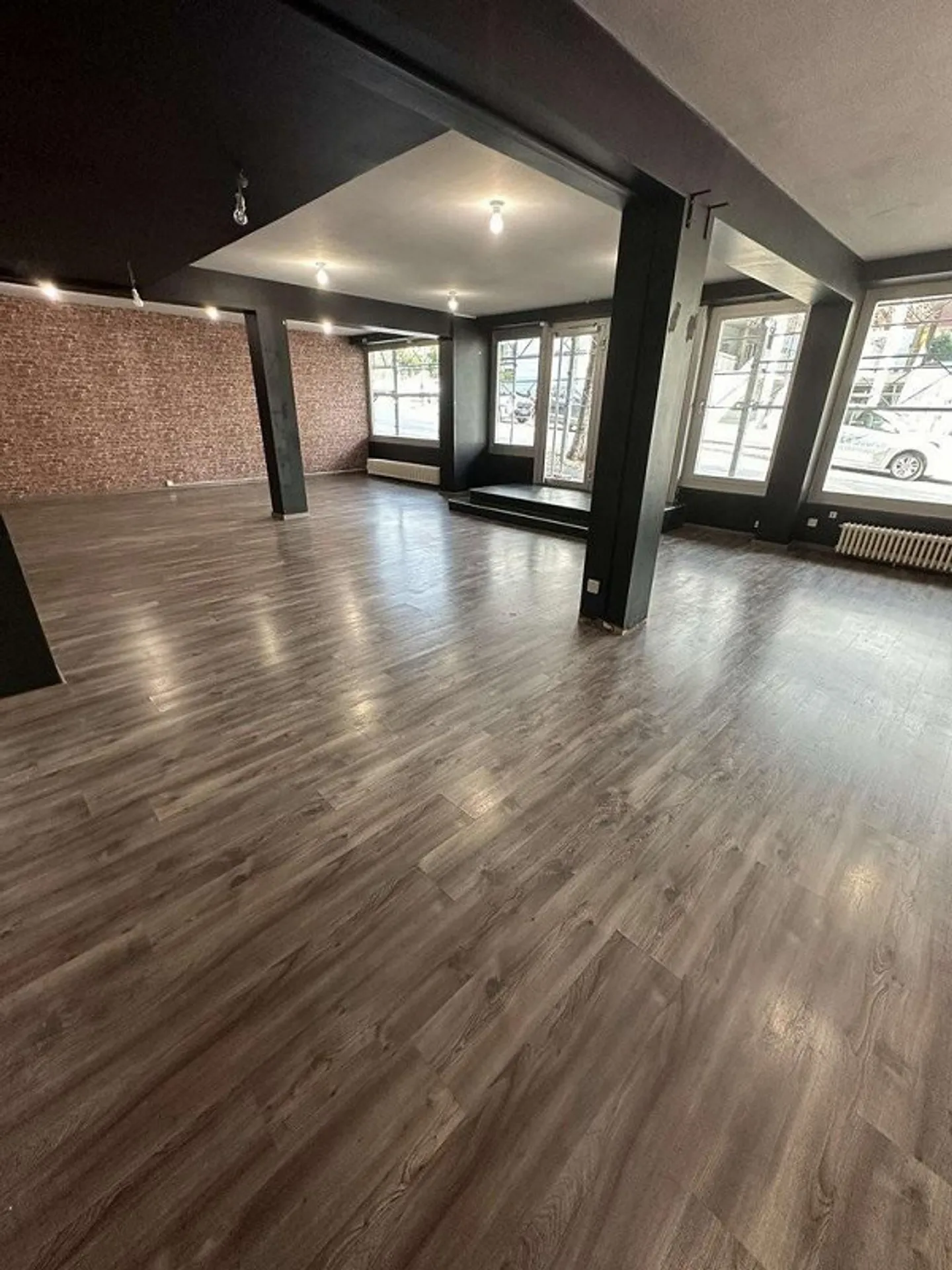 Arcade con due vetrine vicino al centro città - Foto 3 di 5