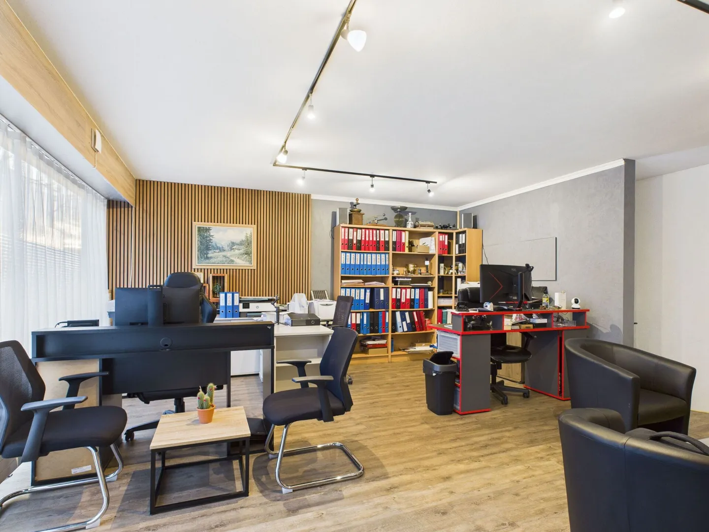 Bureau bien entretenu sur deux étages à Feldbergstrasse - Photo 1 sur 7