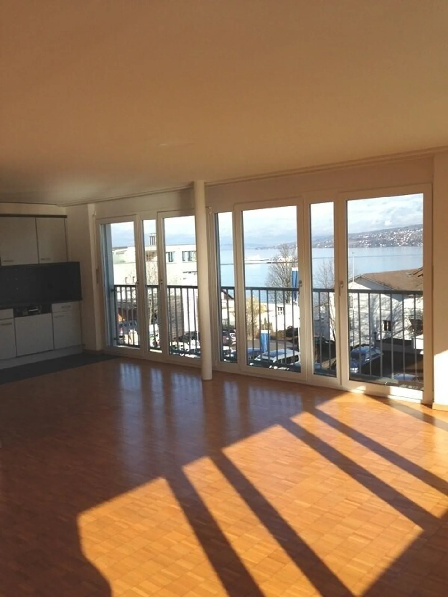 Modernes Apartment mit Seesicht - Foto 3 von 5