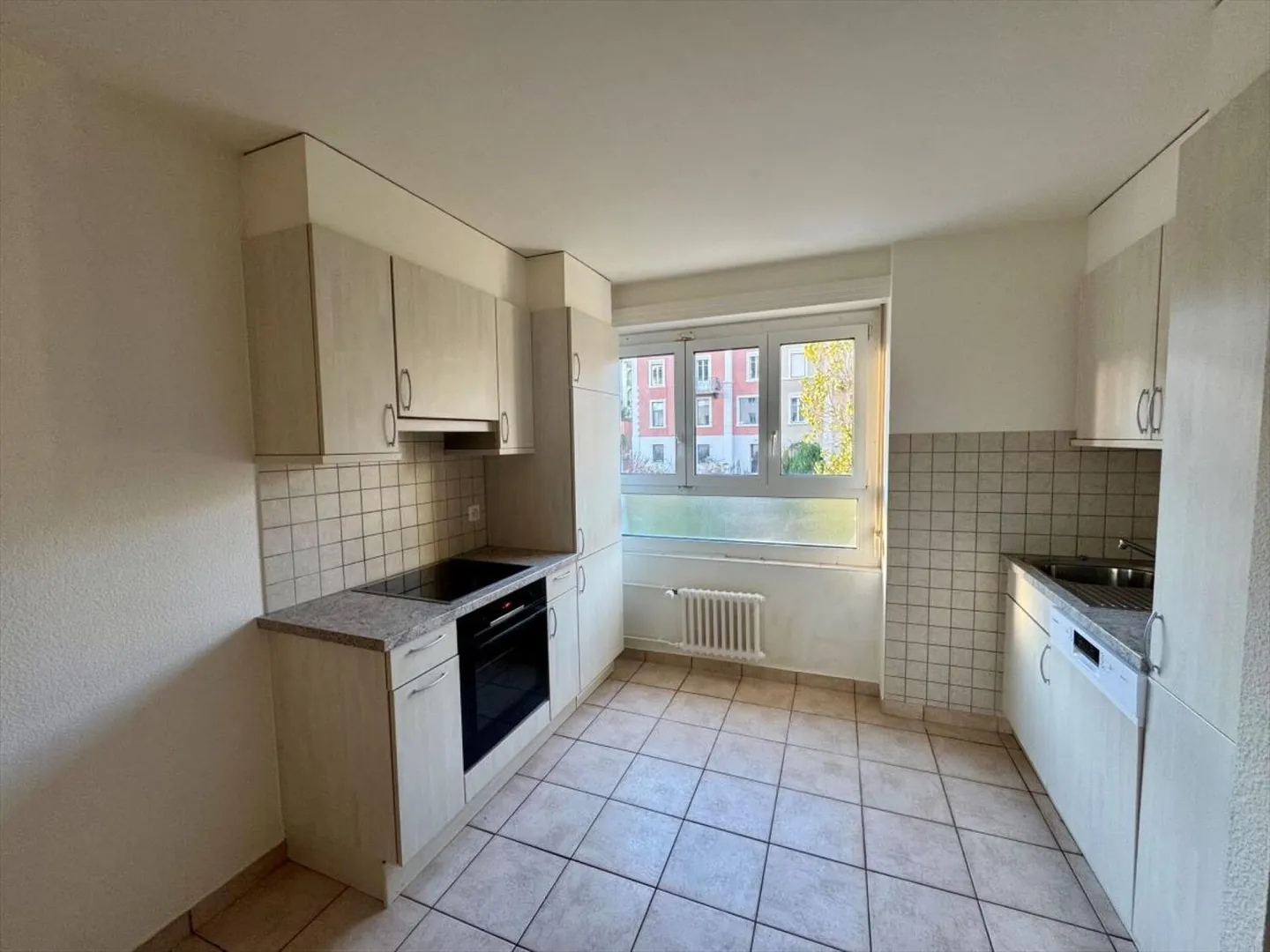 Spacieux avec vue dégagée sur la ville ! Appartement 2.5 pièces - Photo 1 sur 6