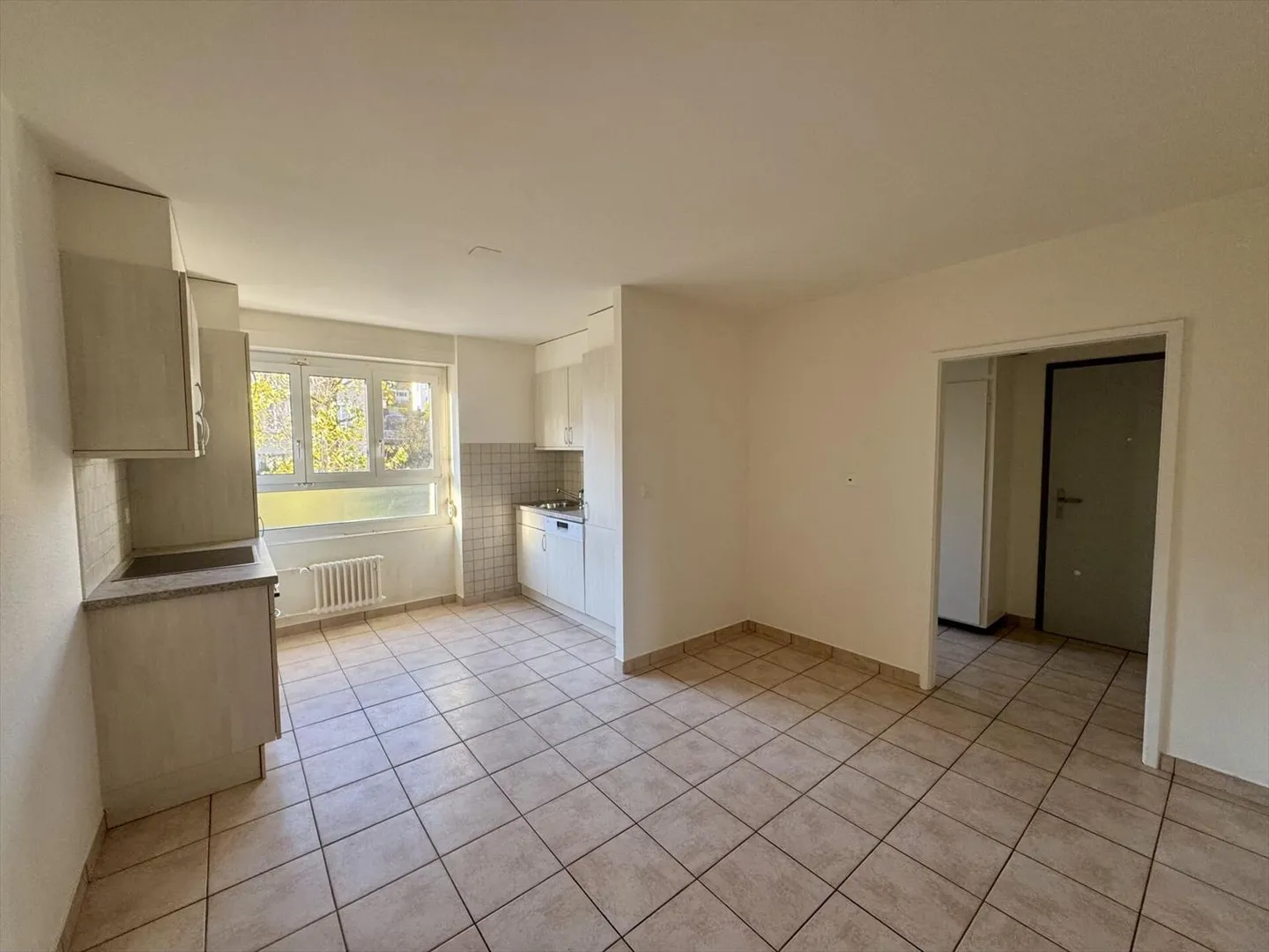 Spacieux avec vue dégagée sur la ville ! Appartement 2.5 pièces - Photo 2 sur 6