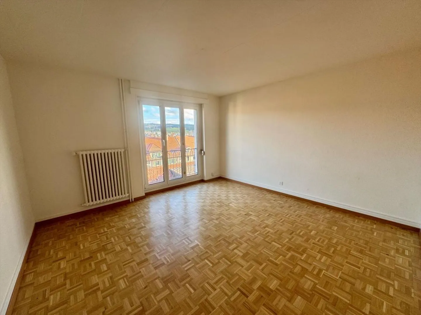 Spacieux avec vue dégagée sur la ville ! Appartement 2.5 pièces - Photo 3 sur 6