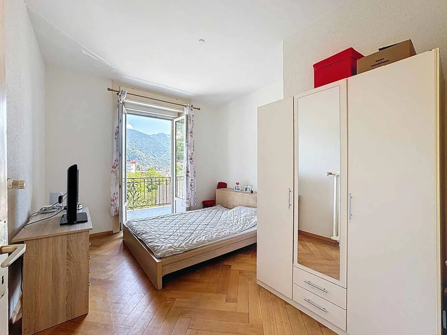 Schöne 4,5-Zimmer-Wohnung mit Blick auf den See und die Berge - Foto 8 von 10