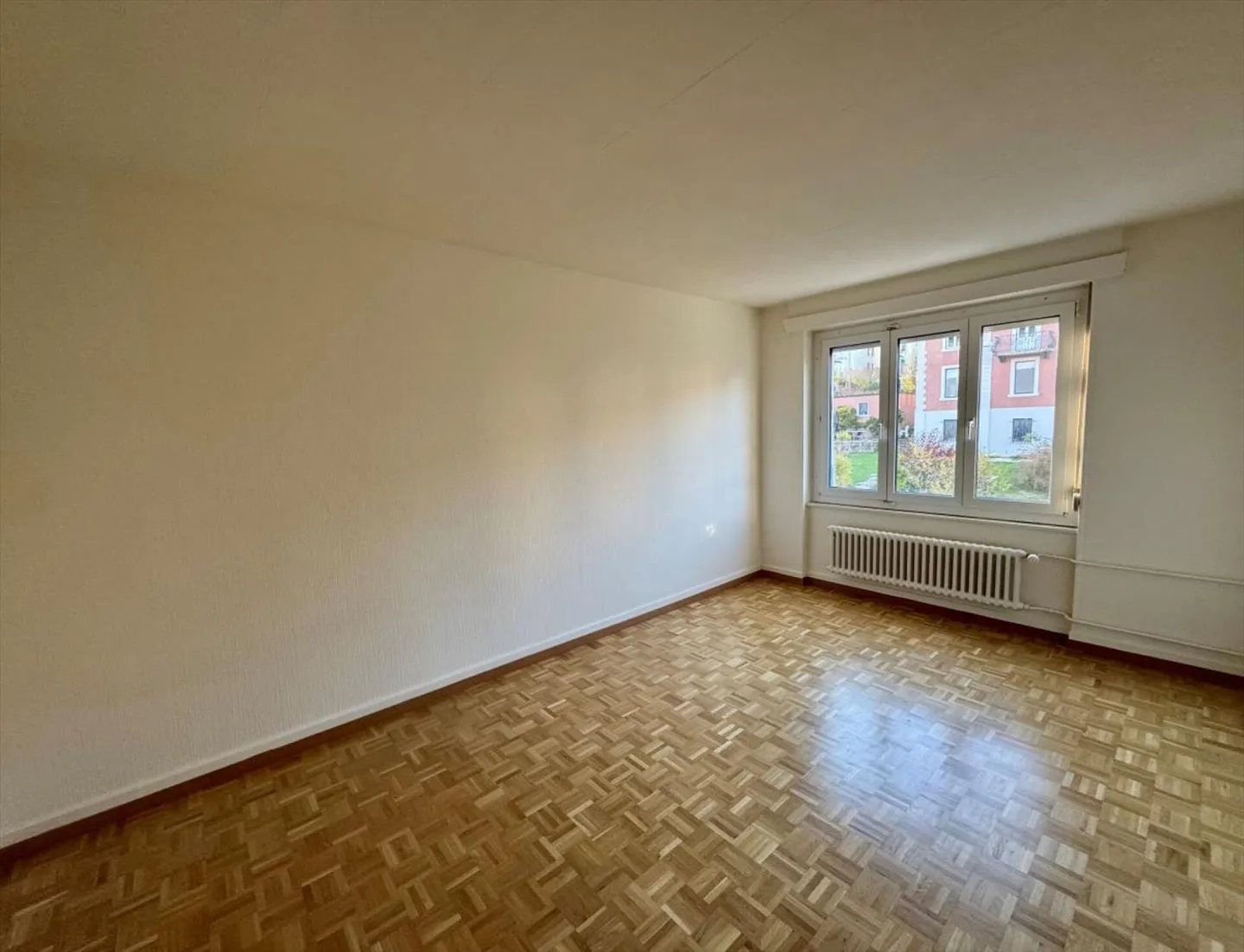 Spacieux avec vue dégagée sur la ville ! Appartement 2.5 pièces - Photo 4 sur 6