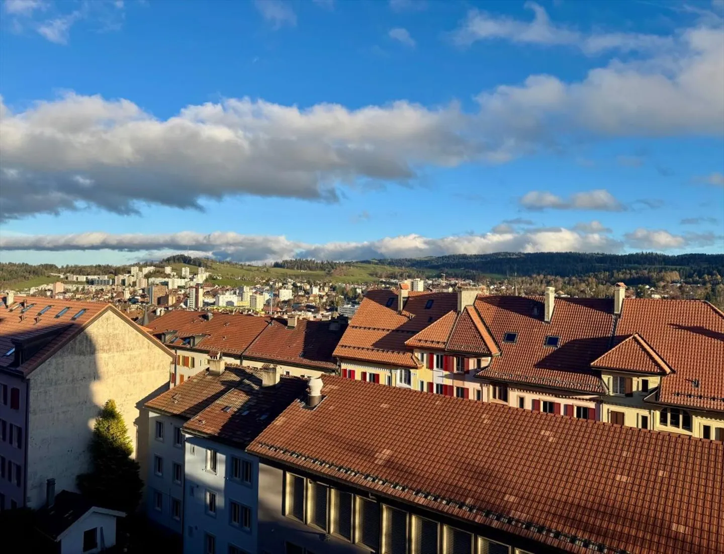 Spacieux avec vue dégagée sur la ville ! Appartement 2.5 pièces - Photo 5 sur 6