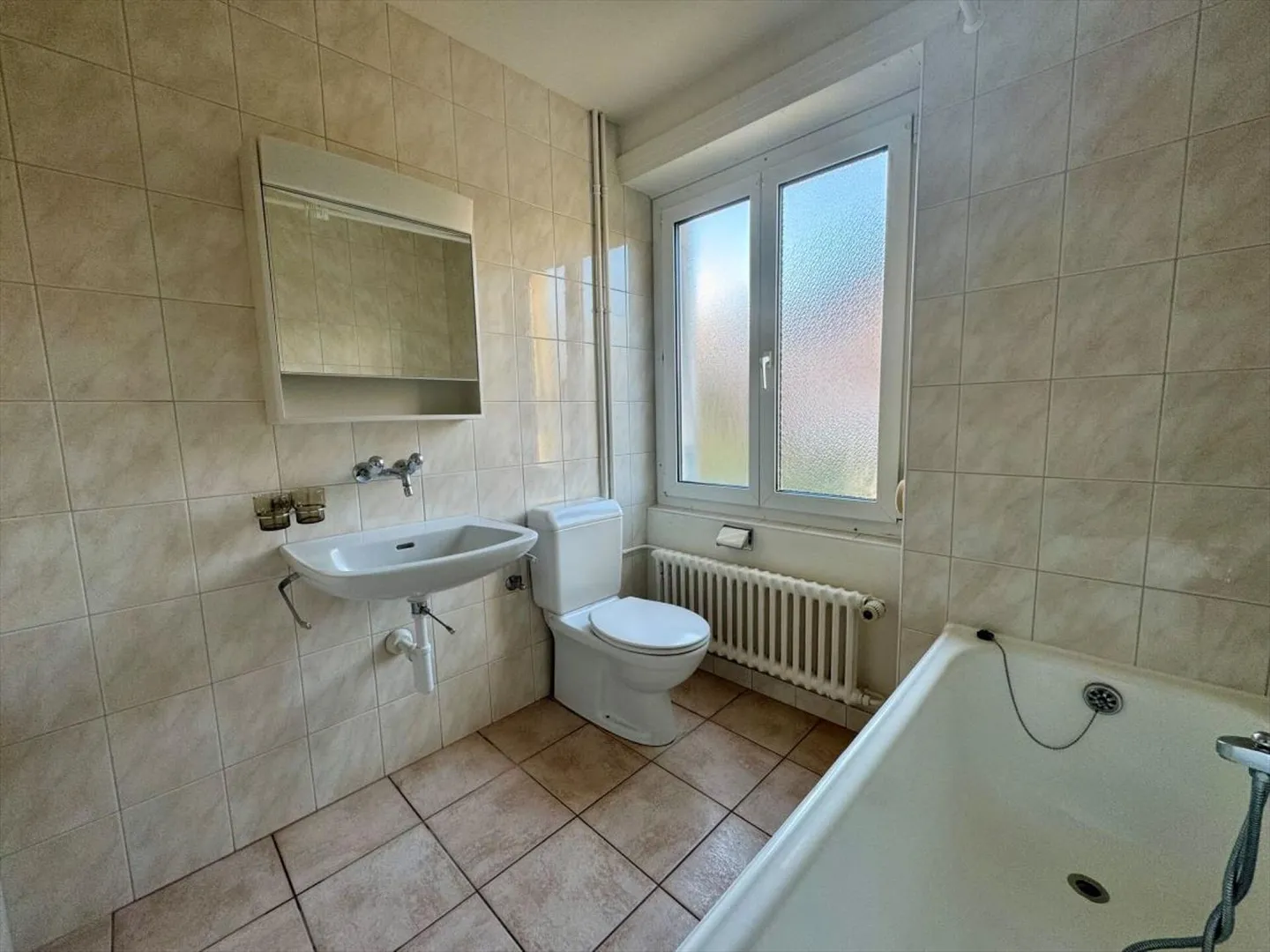 Spacieux avec vue dégagée sur la ville ! Appartement 2.5 pièces - Photo 6 sur 6