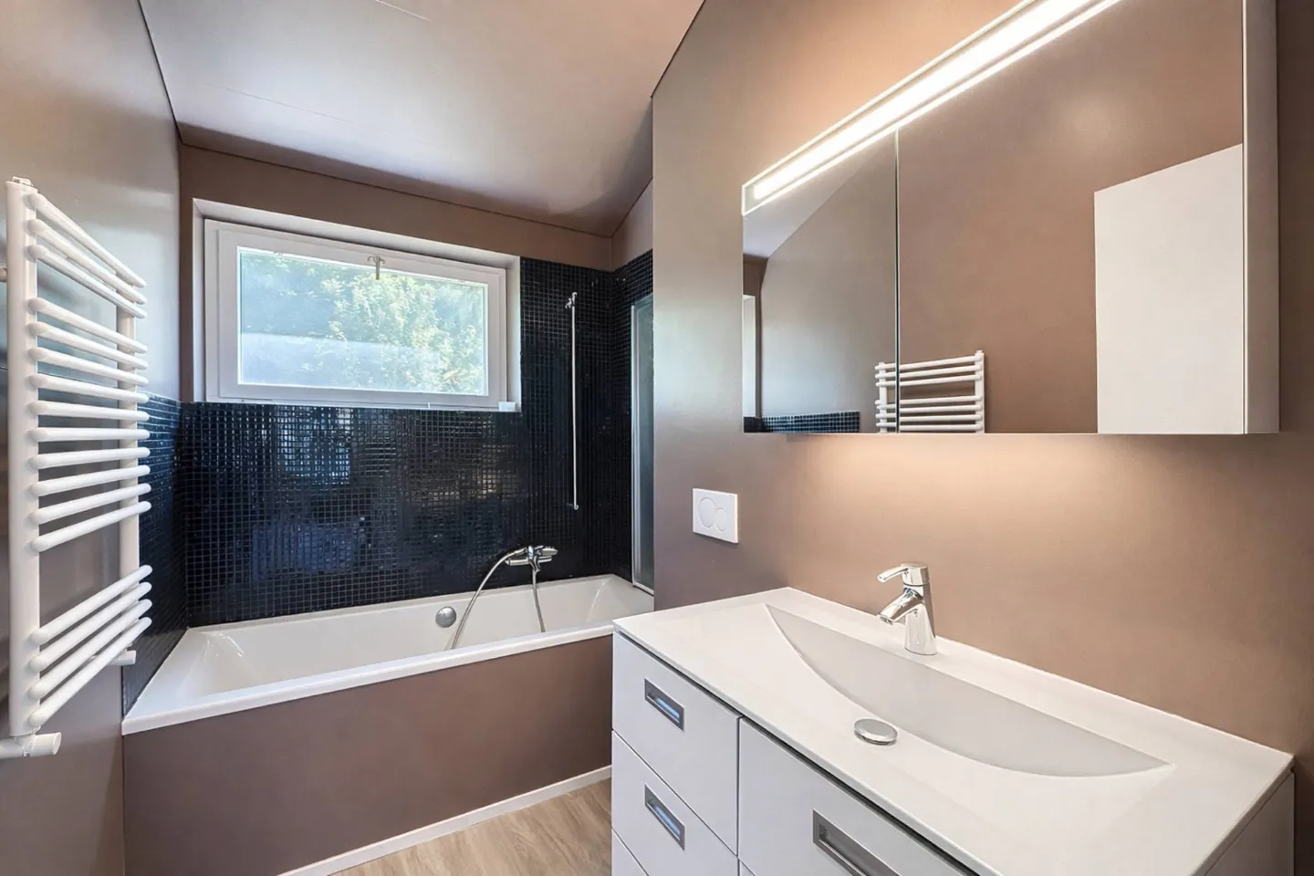 Modern villa with over 350 m² of living space and lake view - Photo 10 of 13