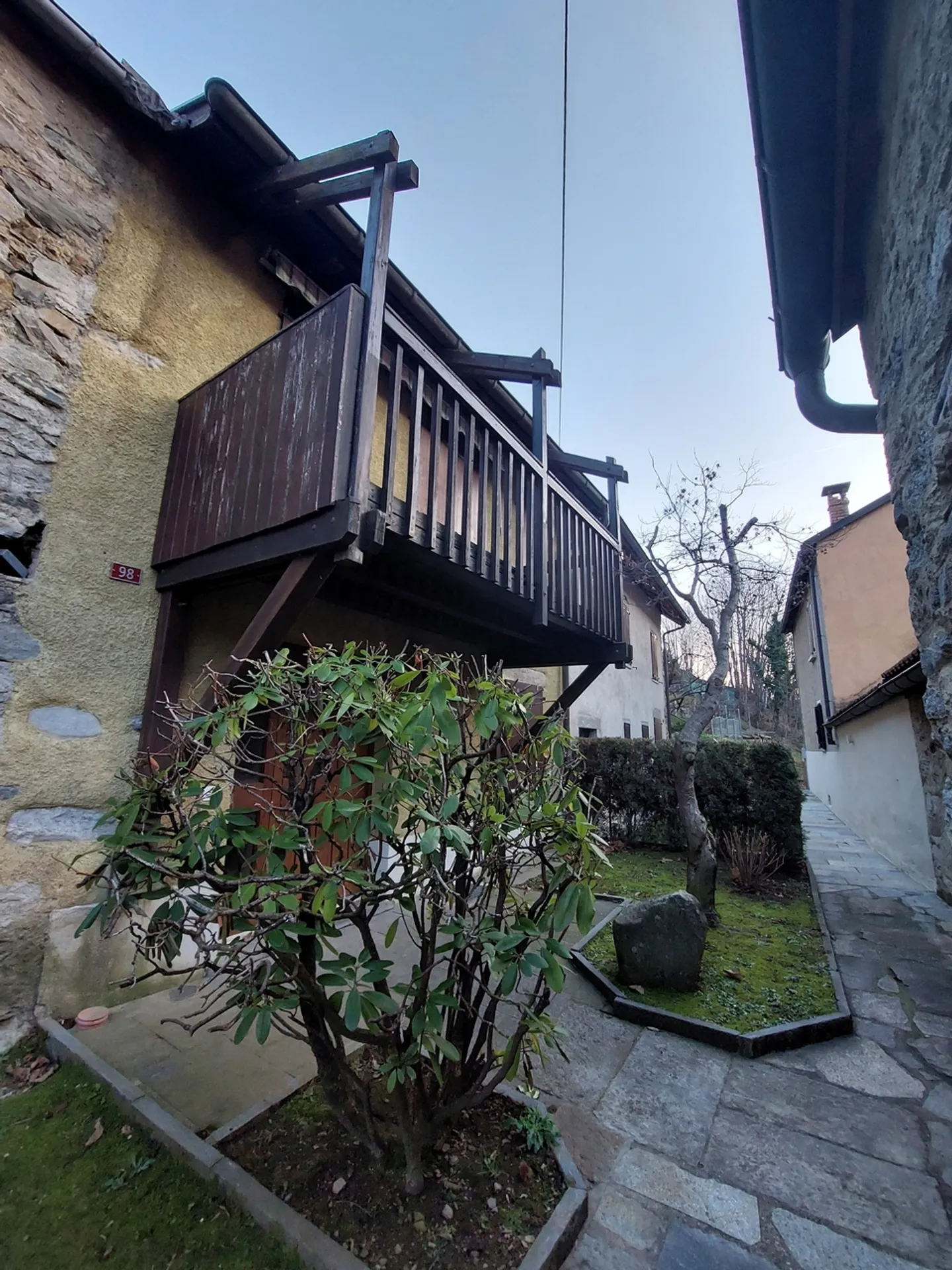 Spacious townhouse with 3 rooms and balcony in Odogno - Photo 2 of 12