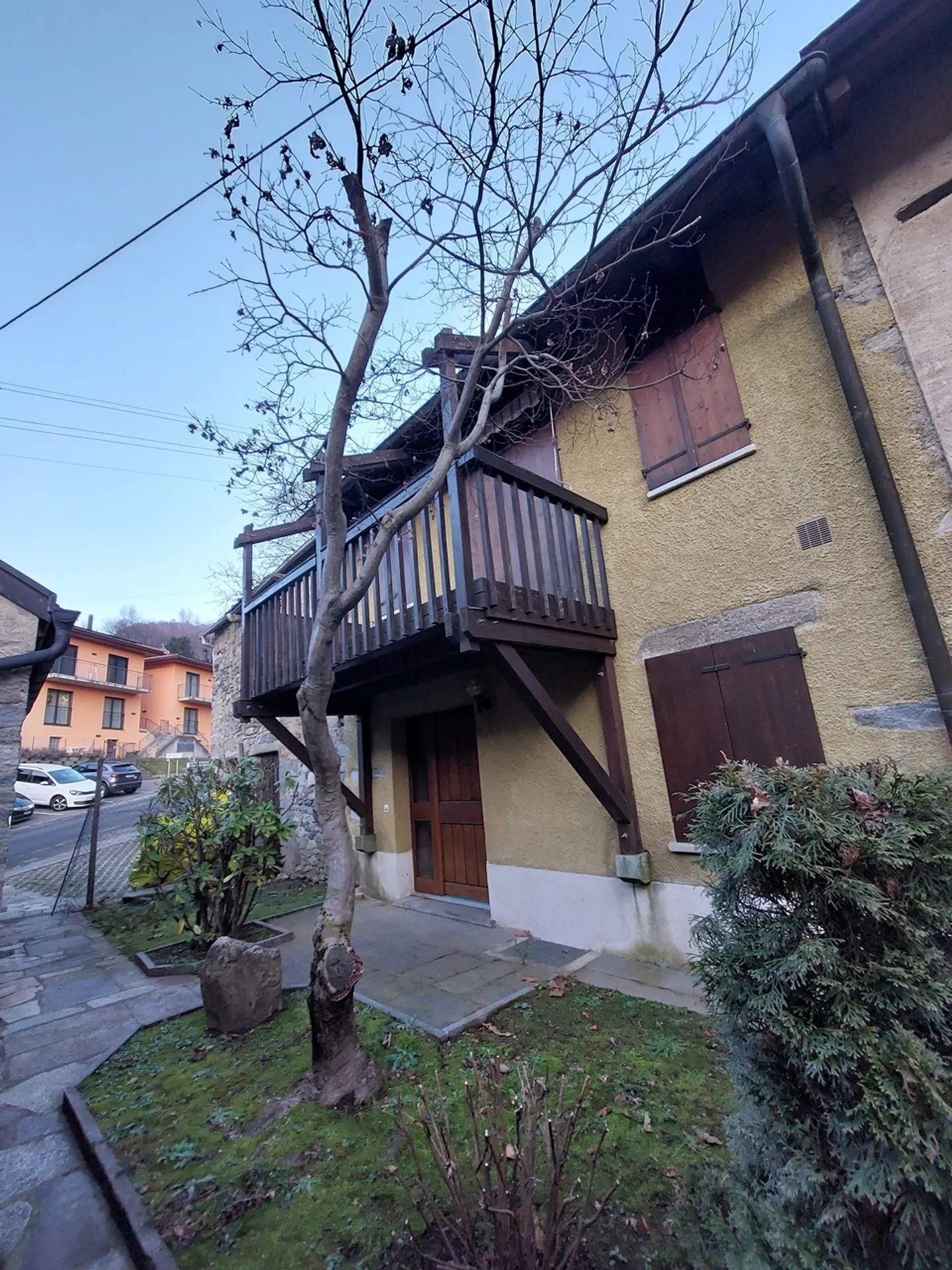 Spacious townhouse with 3 rooms and balcony in Odogno - Photo 1 of 12