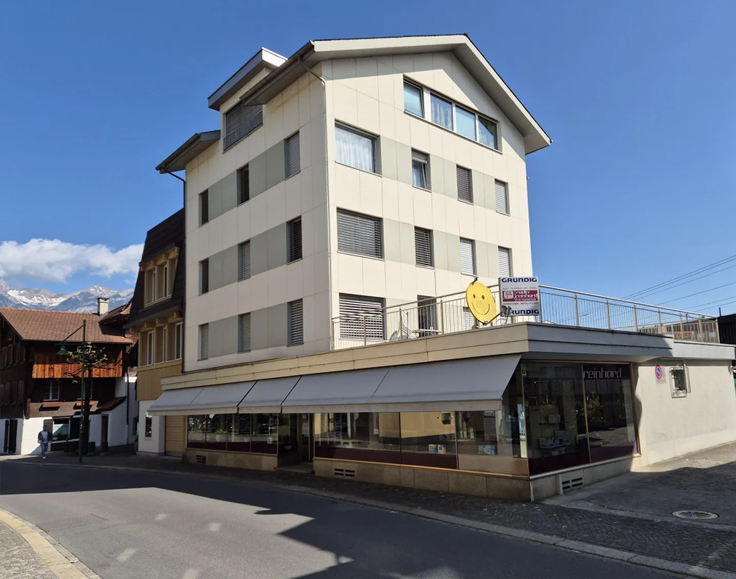 Attractive commercial space in a good pedestrian location in Sarnen - Photo 1 of 4