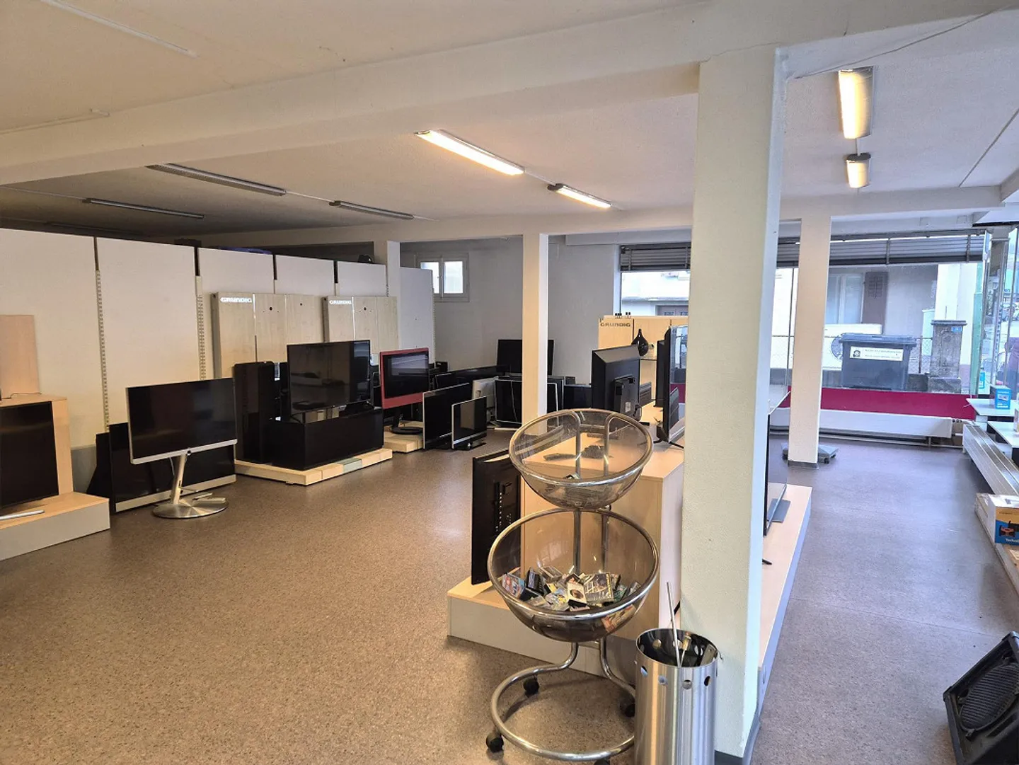 Attractive commercial space in a good pedestrian location in Sarnen - Photo 2 of 4