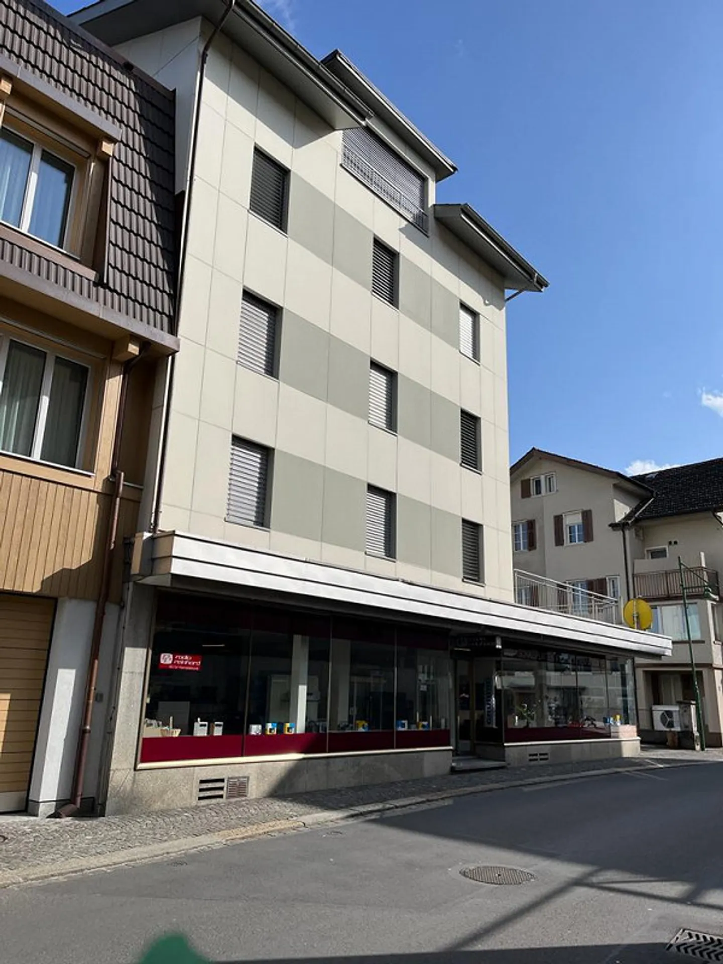 Attractive commercial space in a good pedestrian location in Sarnen - Photo 3 of 4