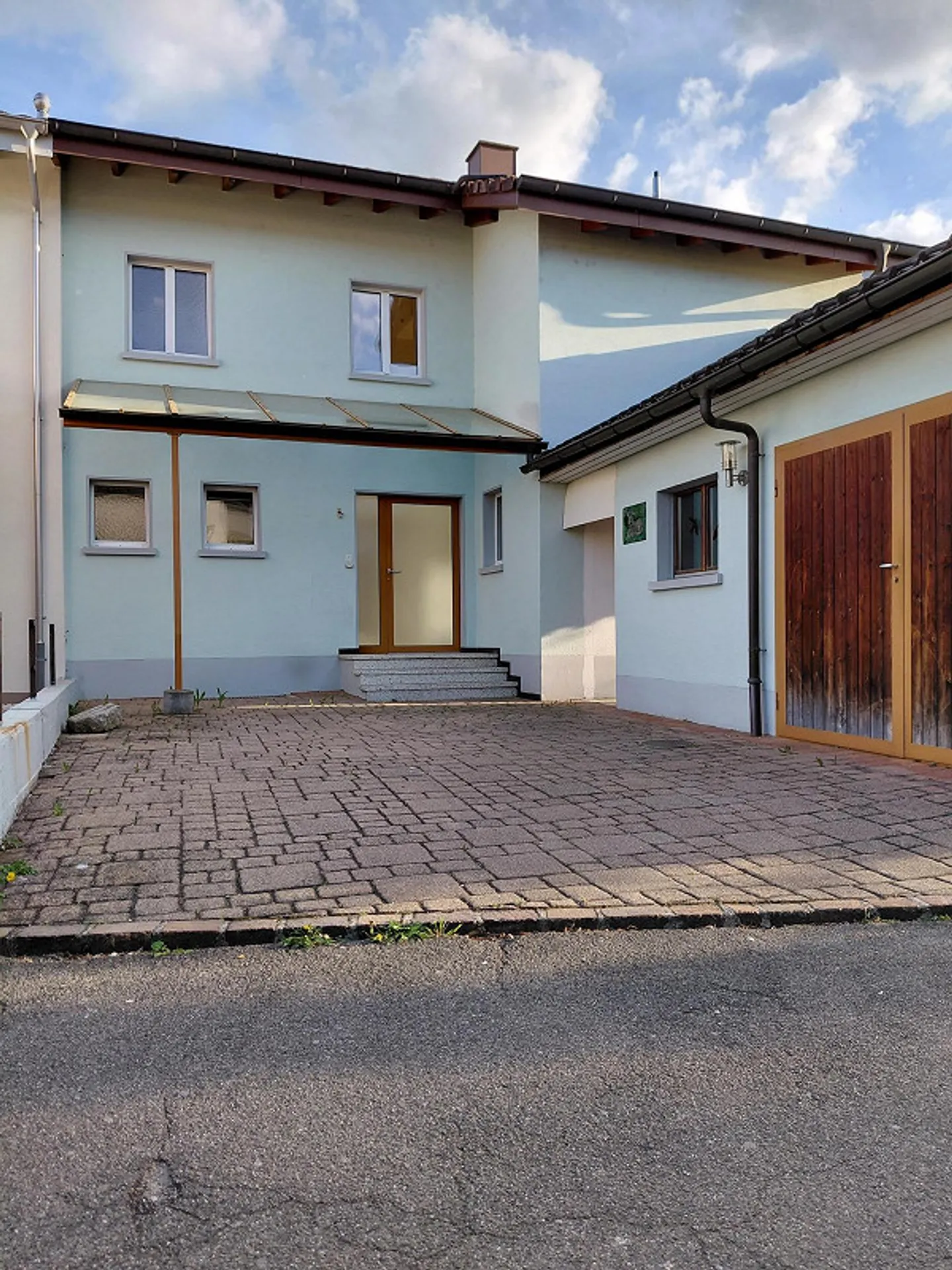 Casa bifamiliare con giardino - Foto 2 di 18