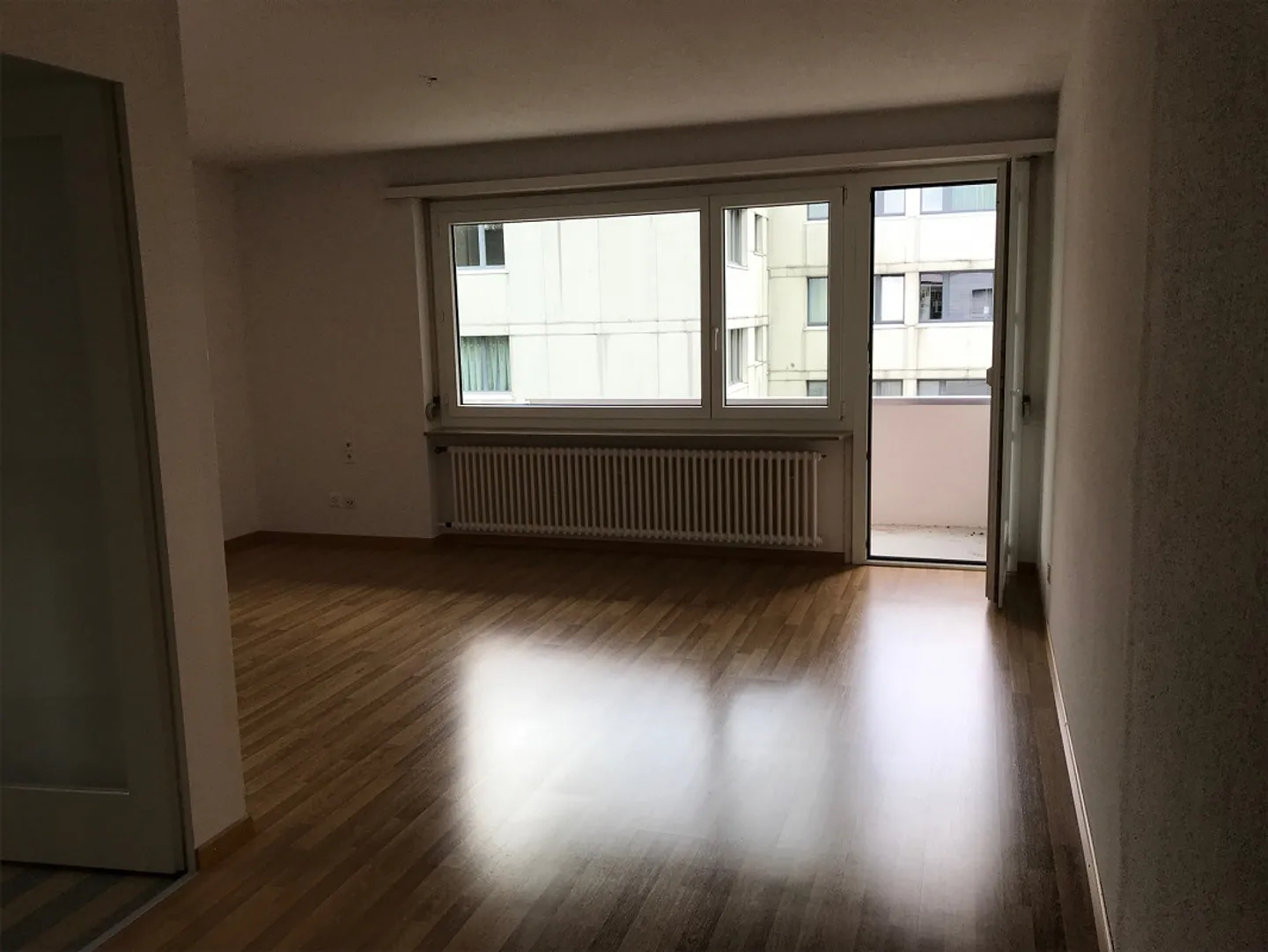 Appartamento 3,5 locali in una posizione tranquilla e soleggiata - Foto 3 di 9