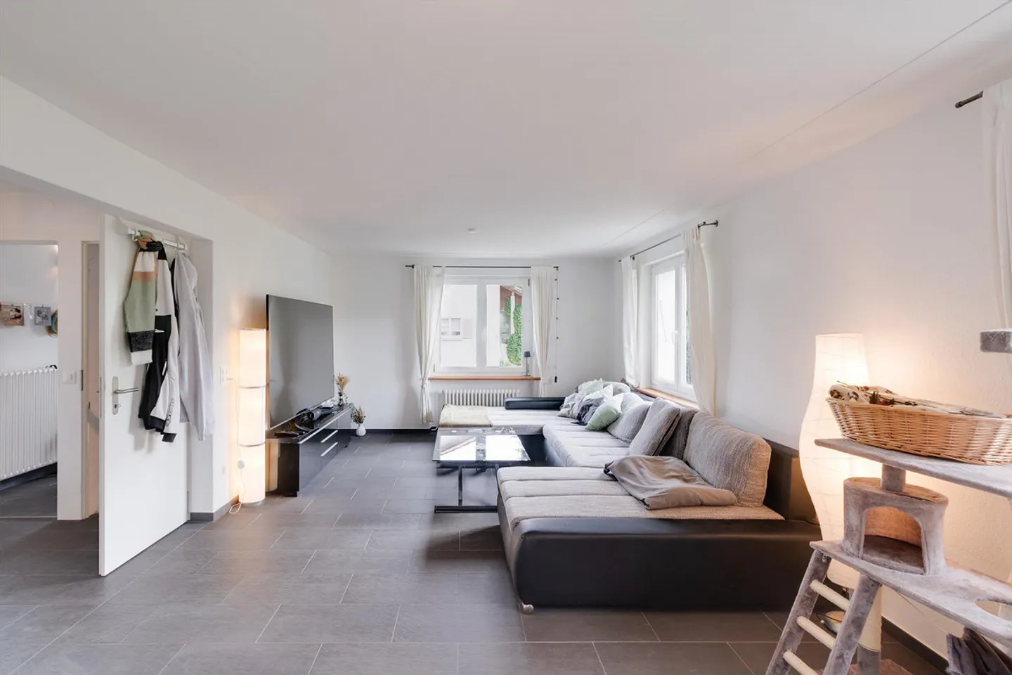 Charming 4.5-Room Single-Family House with Panoramic View in Studen - Photo 1 of 17