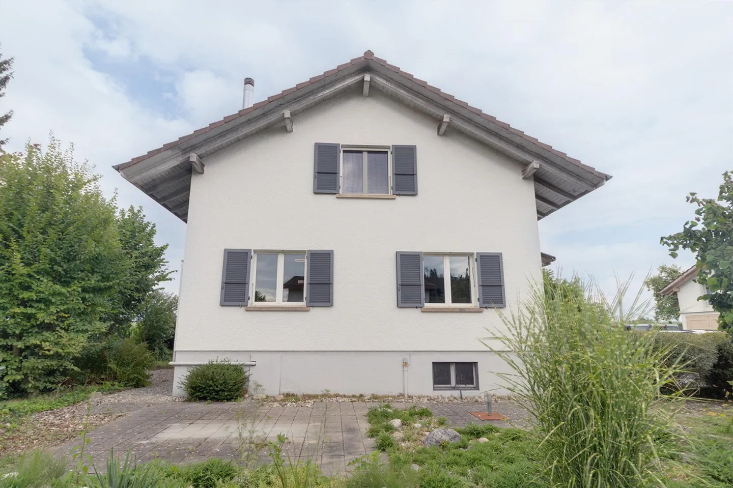 Charming 4.5-Room Single-Family House with Panoramic View in Studen - Photo 2 of 17