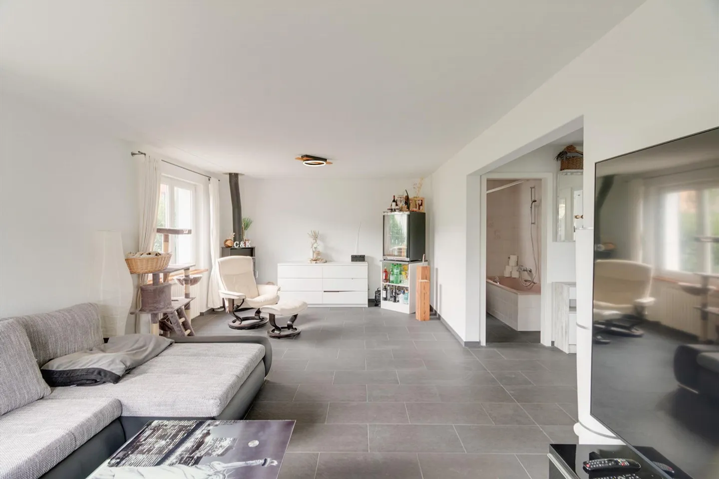 Charming 4.5-Room Single-Family House with Panoramic View in Studen - Photo 8 of 17