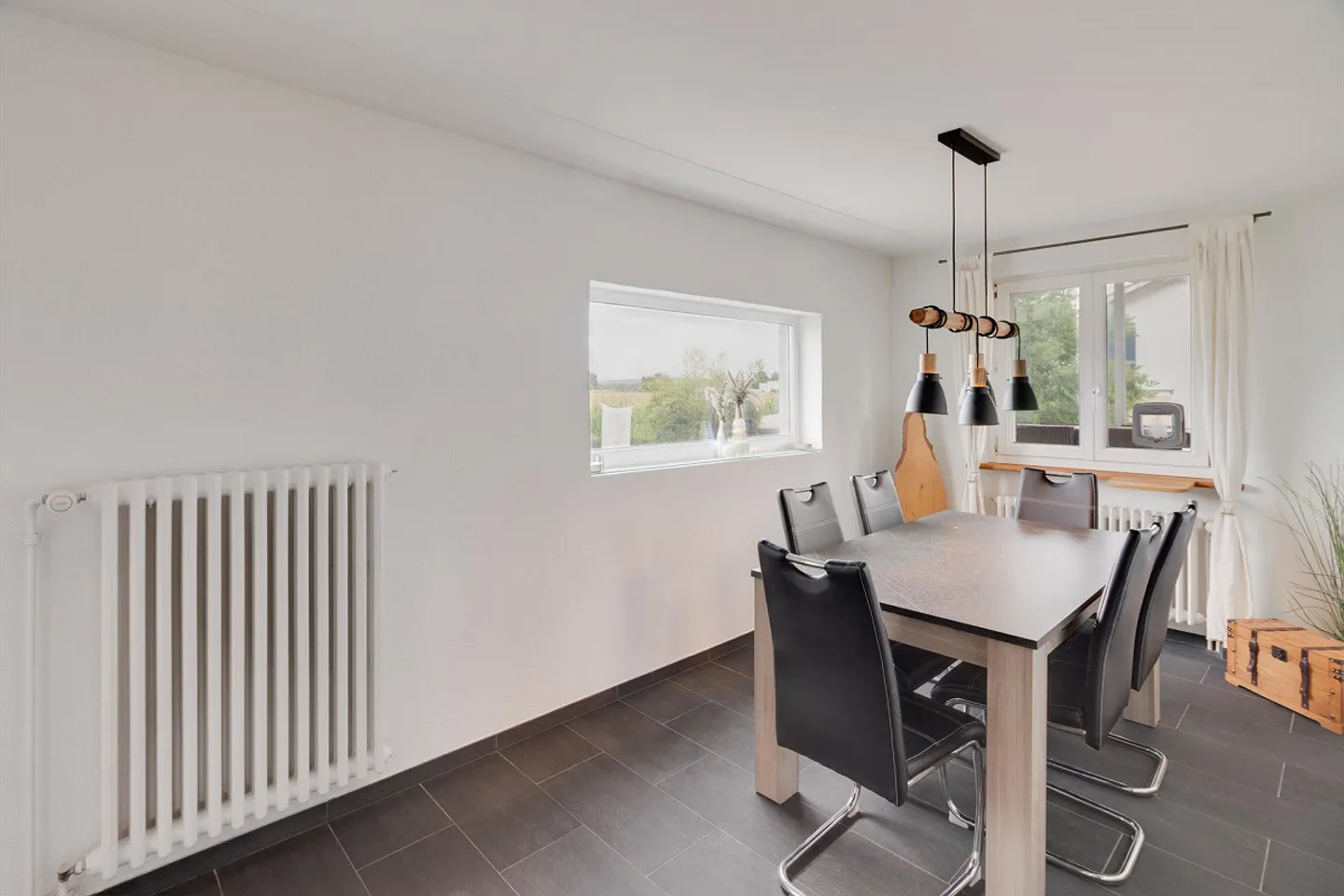 Charming 4.5-Room Single-Family House with Panoramic View in Studen - Photo 9 of 17
