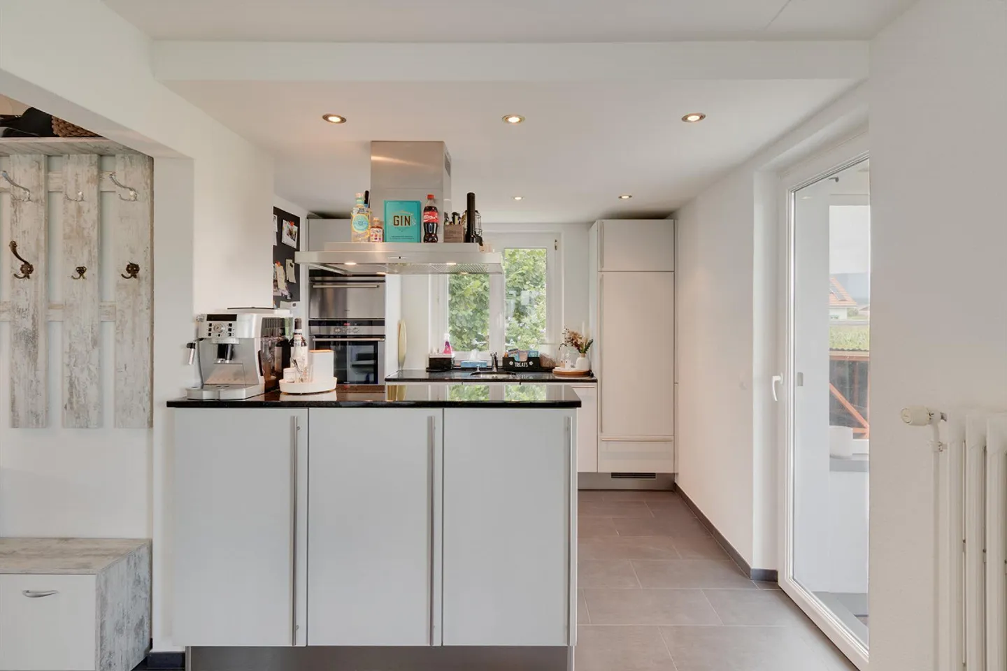 Charming 4.5-Room Single-Family House with Panoramic View in Studen - Photo 10 of 17