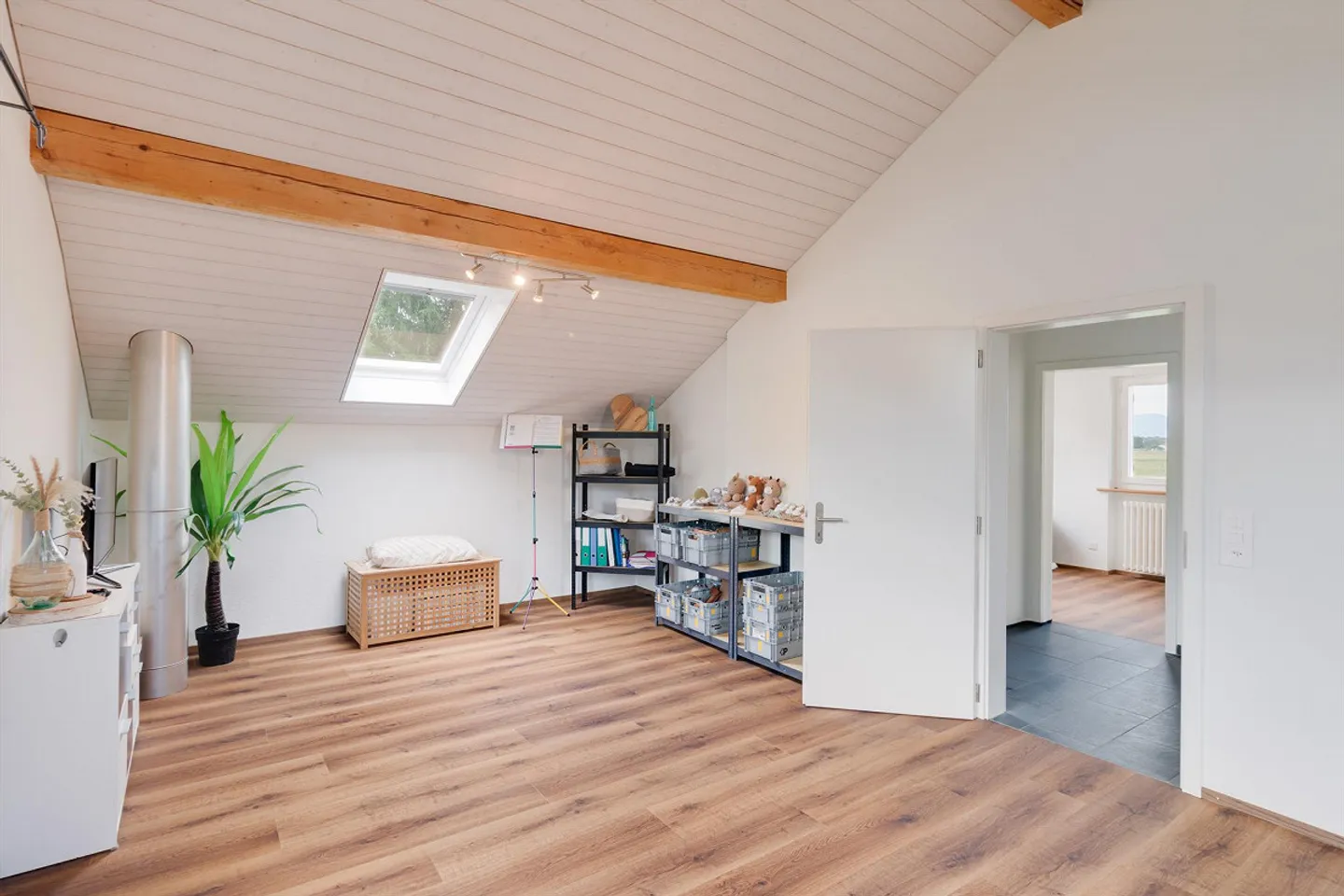 Charming 4.5-Room Single-Family House with Panoramic View in Studen - Photo 14 of 17