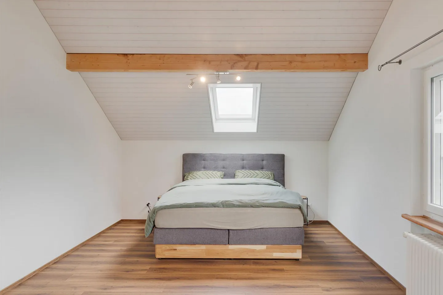 Charming 4.5-Room Single-Family House with Panoramic View in Studen - Photo 15 of 17