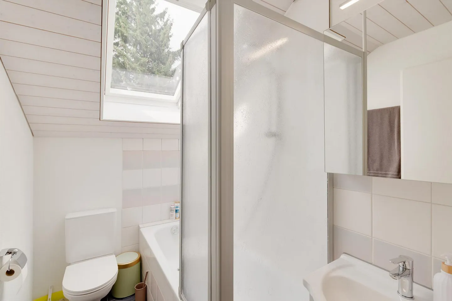 Charming 4.5-Room Single-Family House with Panoramic View in Studen - Photo 17 of 17