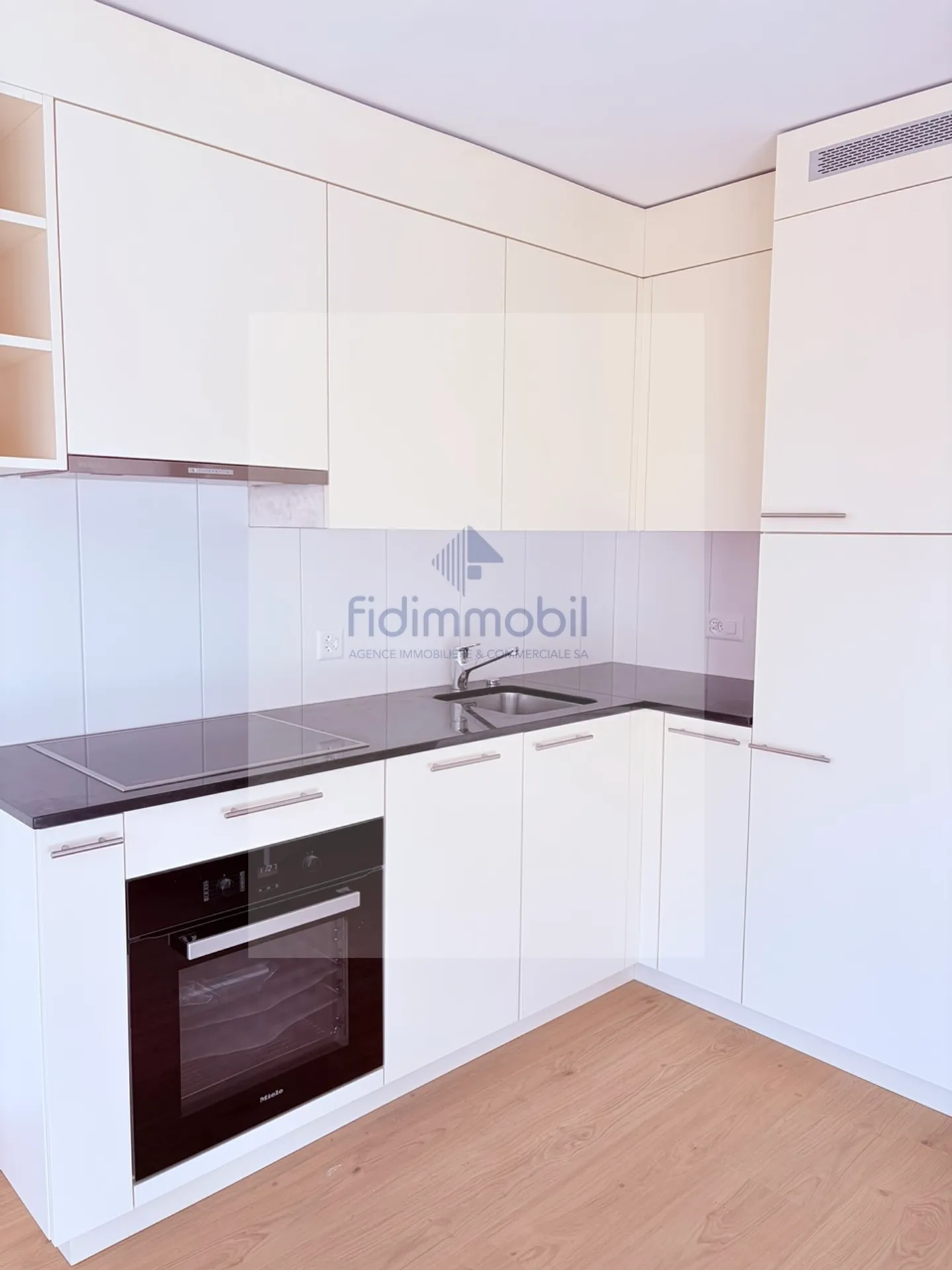 Stunning studio for rent near the city center - Photo 2 of 5