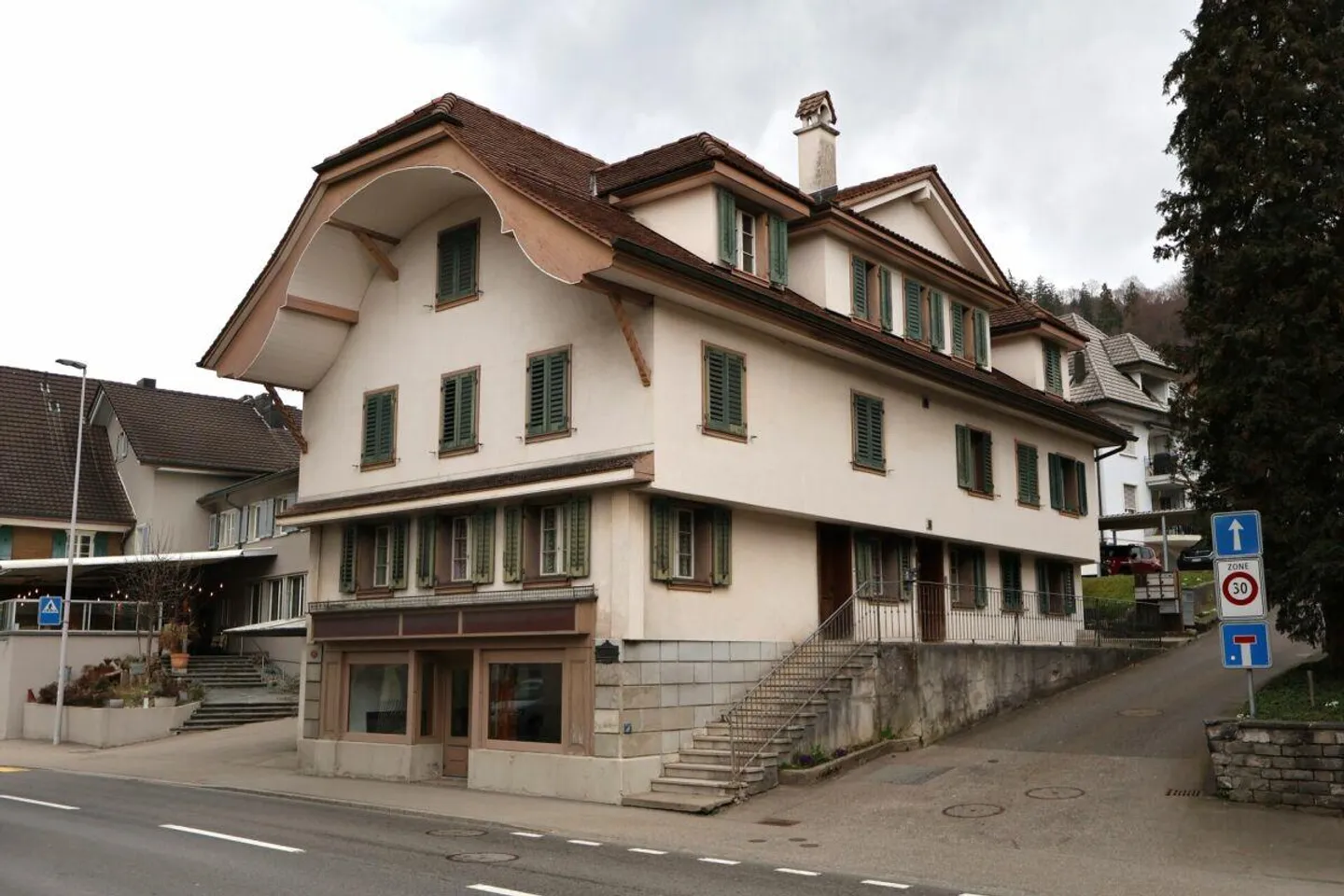 Mehrfamilienhaus mit Potenzial - Foto 2 von 12