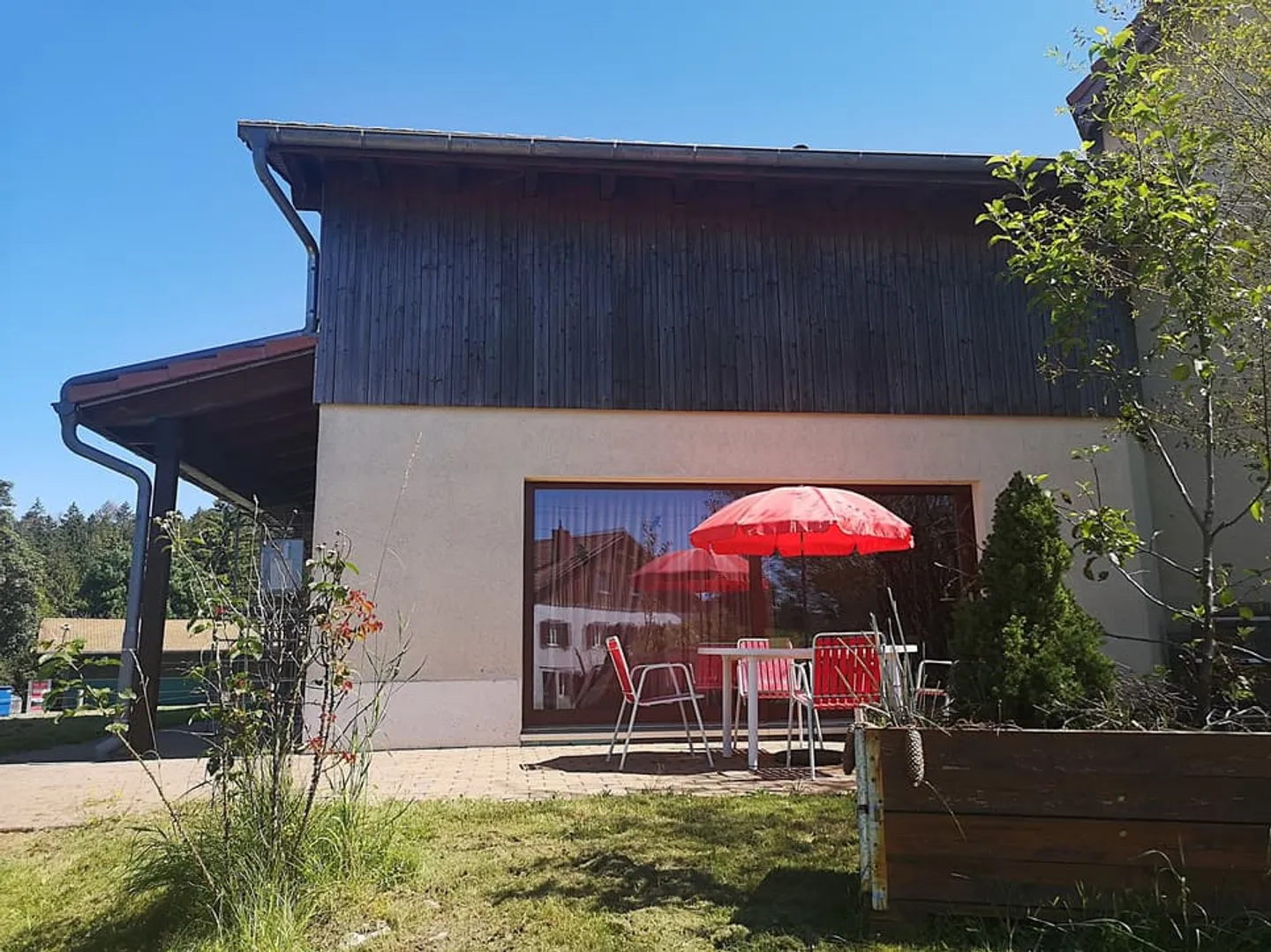 Large family home with 8.5 rooms in Lajoux, possibility of managing guest rooms - Photo 8 of 13