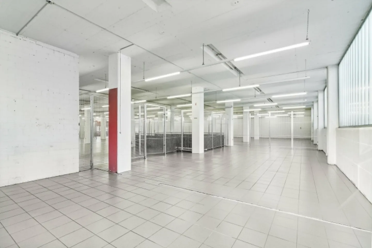 Spazio di stoccaggio di 68m2 in una posizione ideale vicino all'A14 - Foto 7 di 13