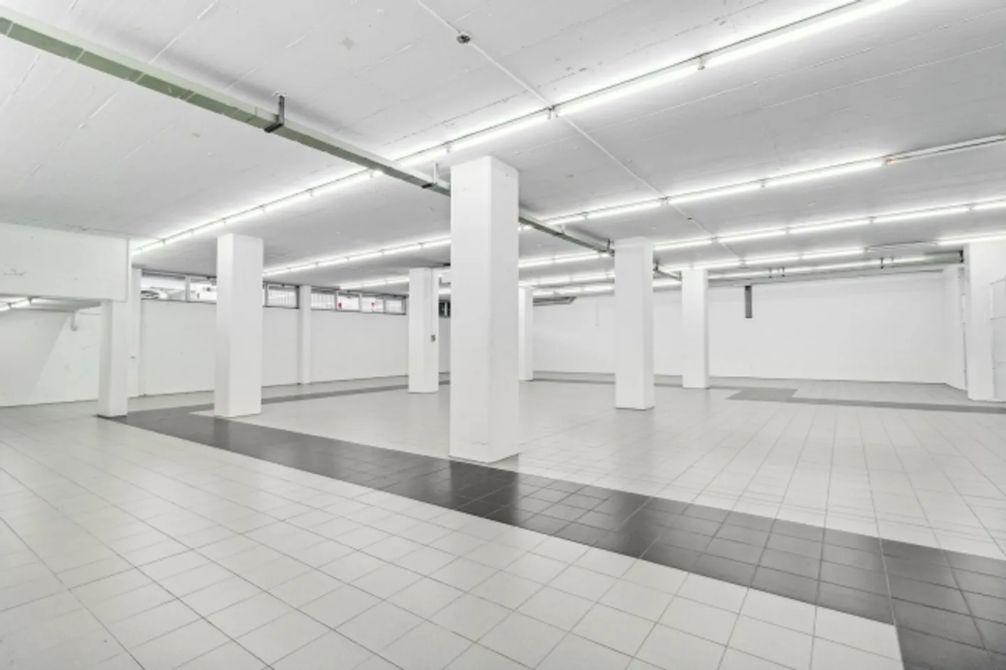 Spazio di stoccaggio di 68m2 in una posizione ideale vicino all'A14 - Foto 10 di 13