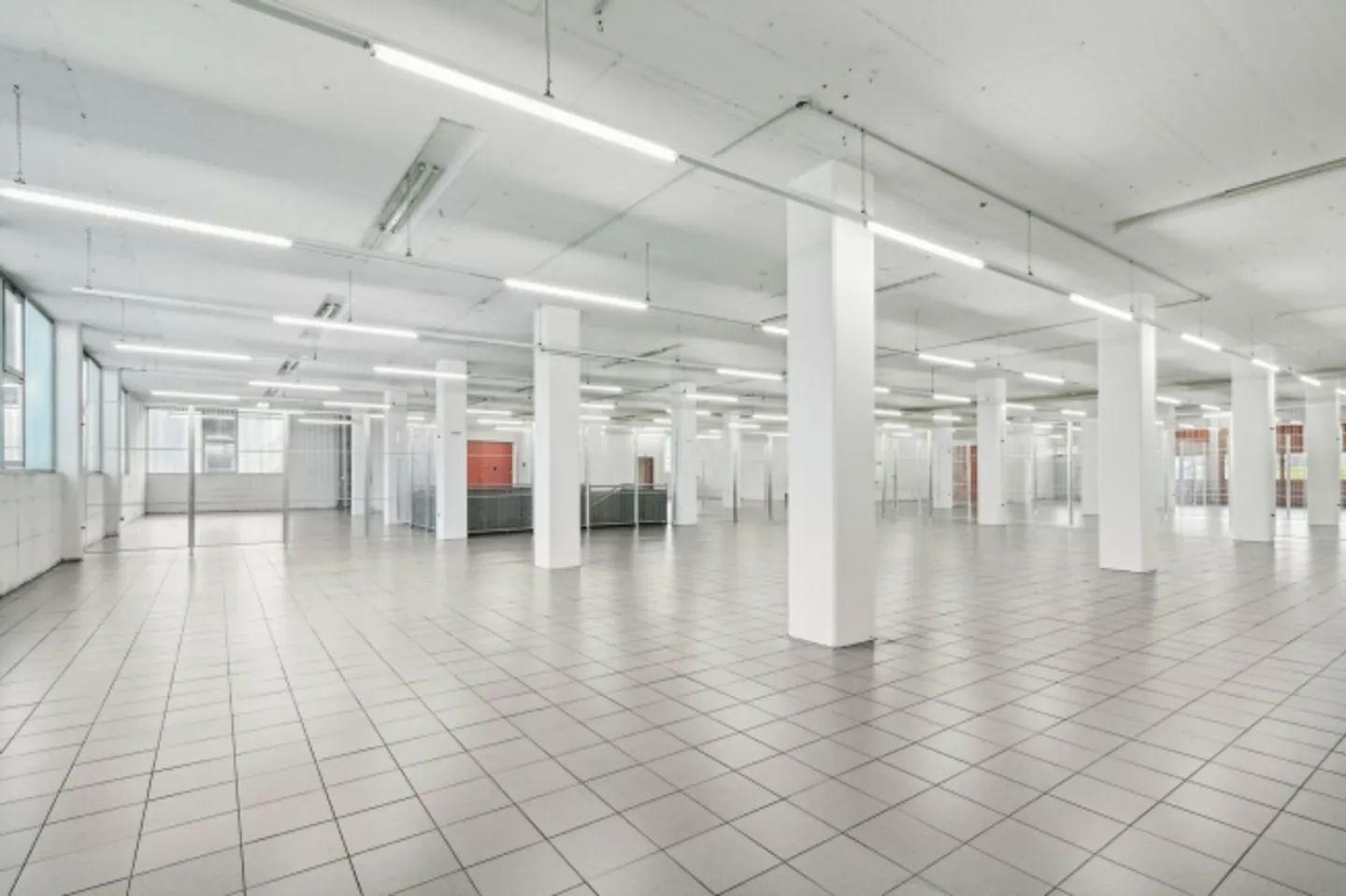 Spazio di stoccaggio di 68m2 in una posizione ideale vicino all'A14 - Foto 6 di 13