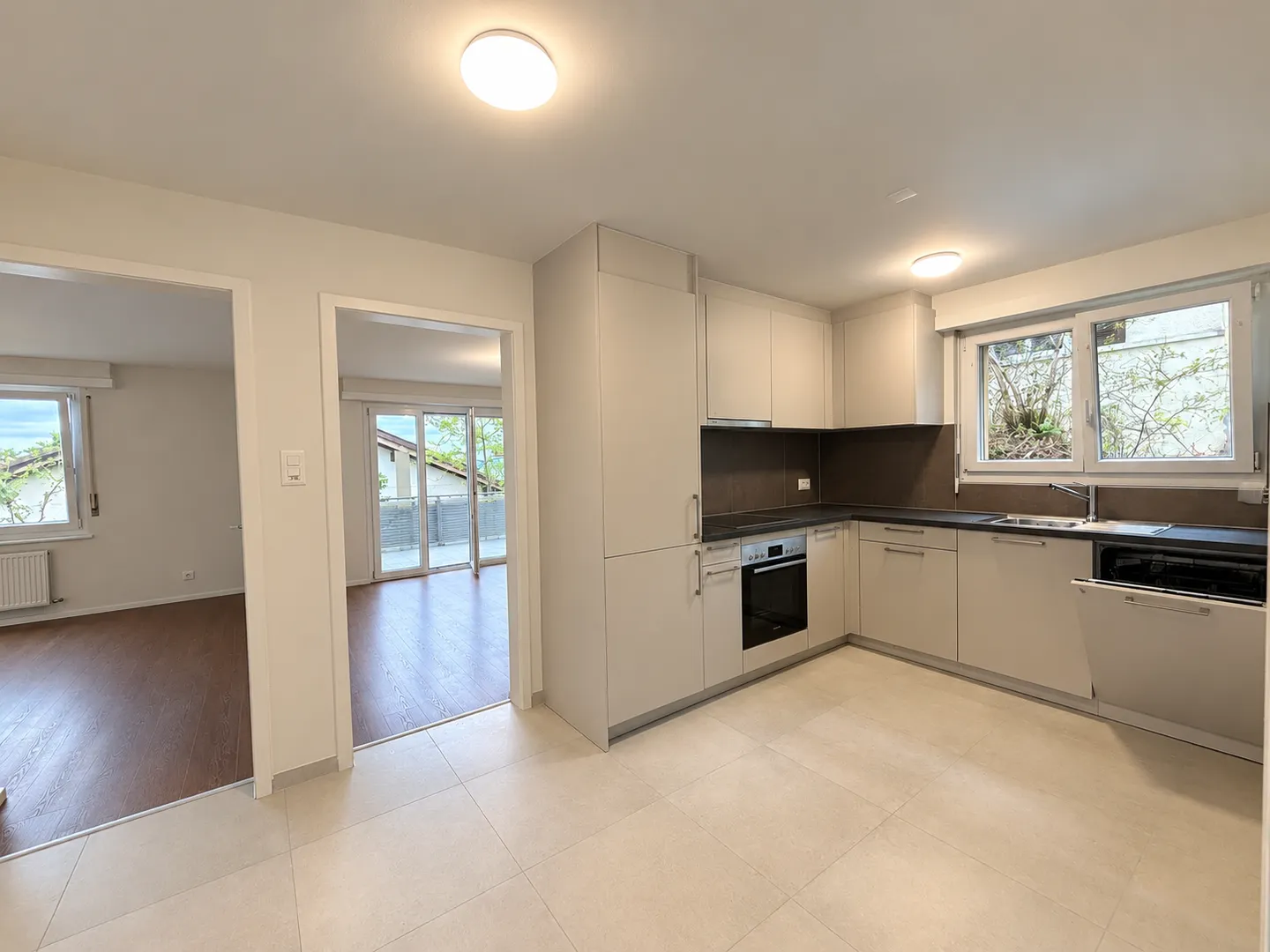 Appartement rénové au rez-de-chaussée - Photo 1 sur 9