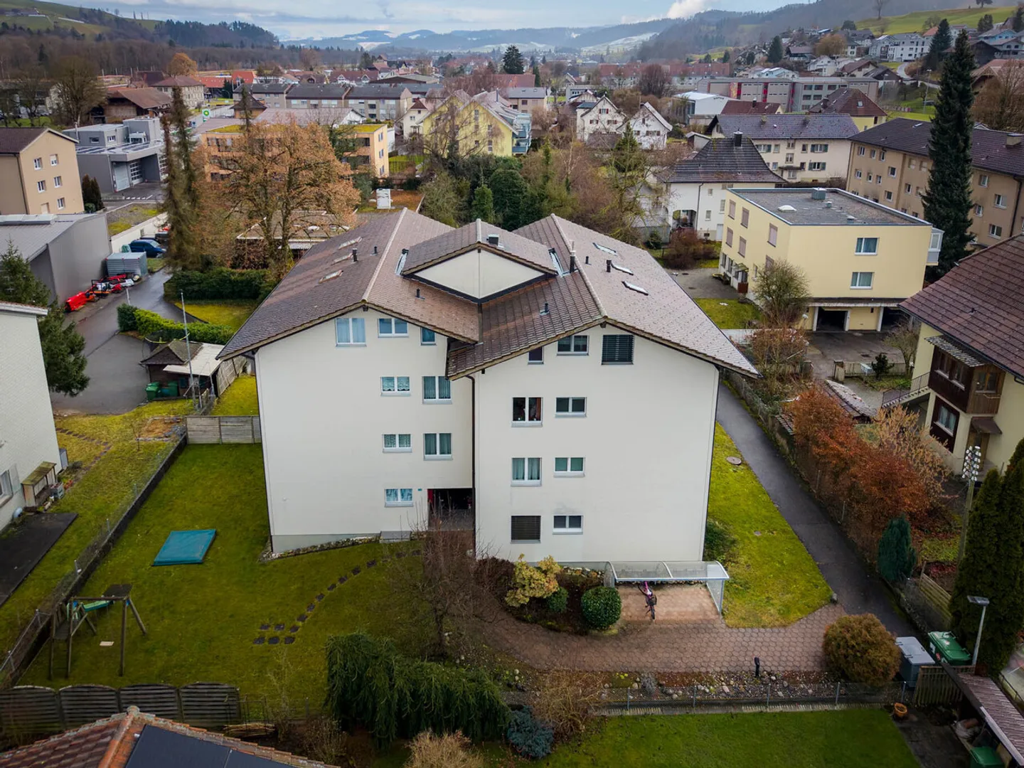 Mehrfamilienhaus mit 8 Wohnungen in Oberburg (BE) - Photo 2 sur 4