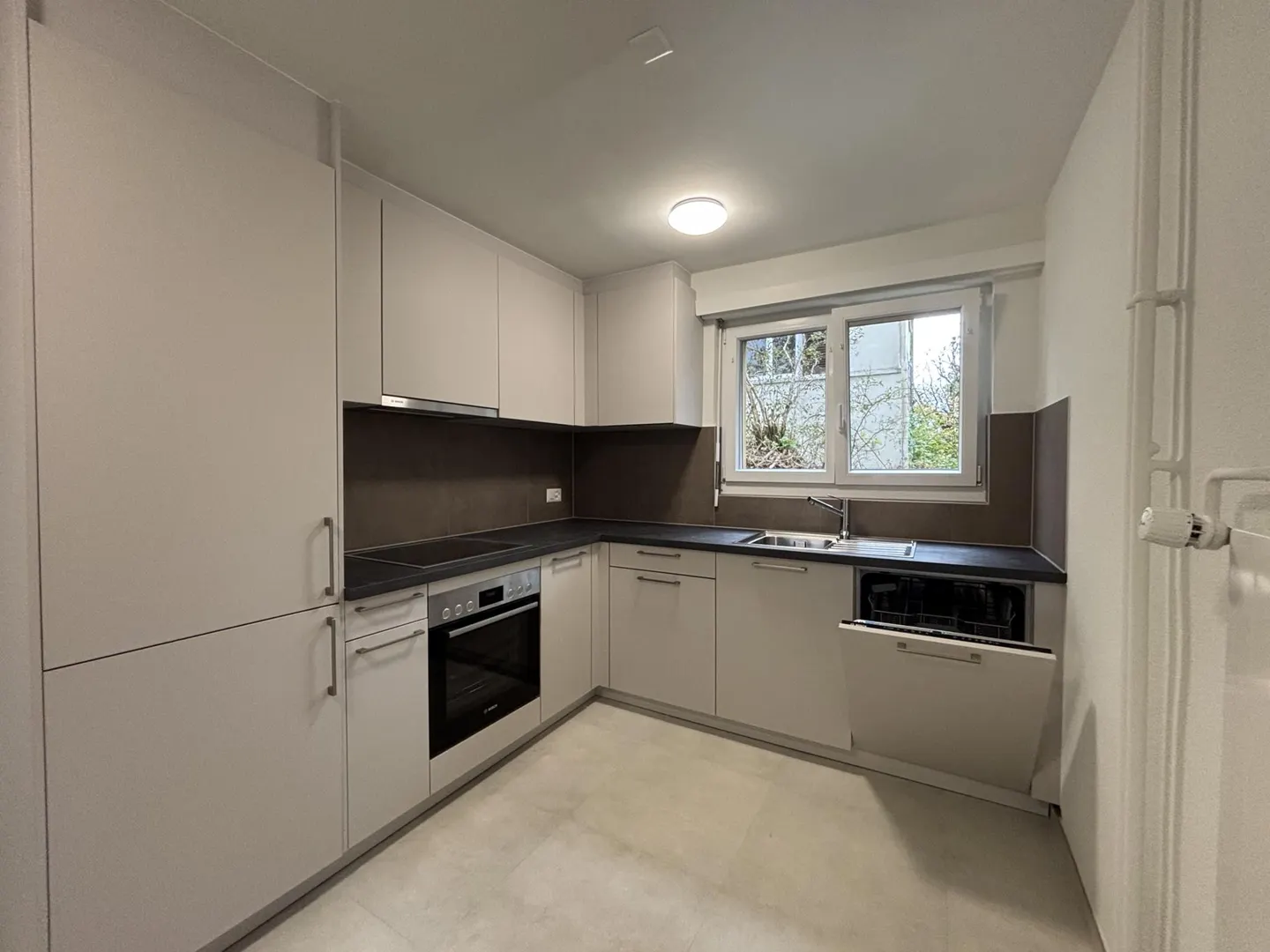 Appartement rénové au rez-de-chaussée - Photo 2 sur 9