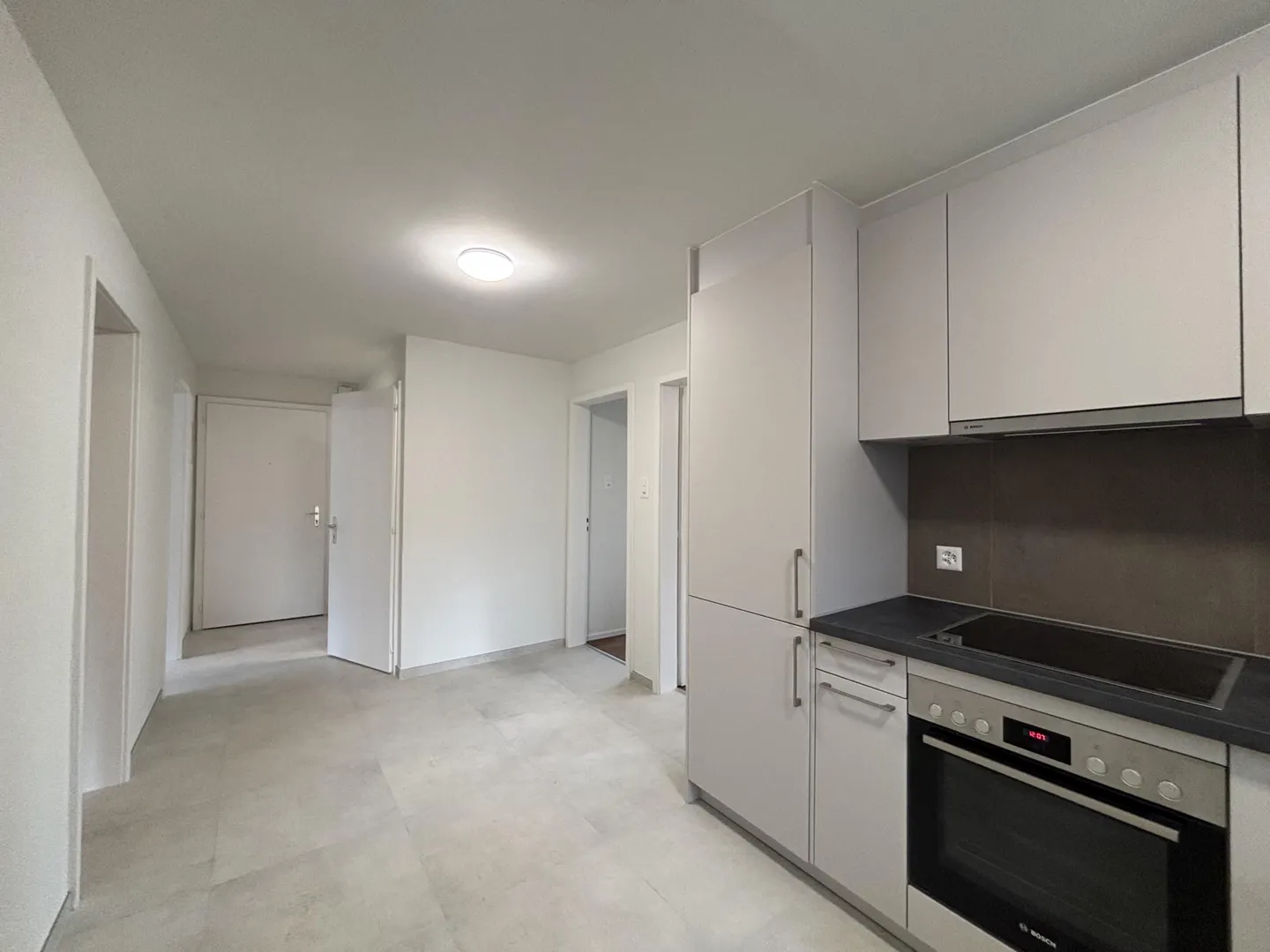 Appartement rénové au rez-de-chaussée - Photo 3 sur 9