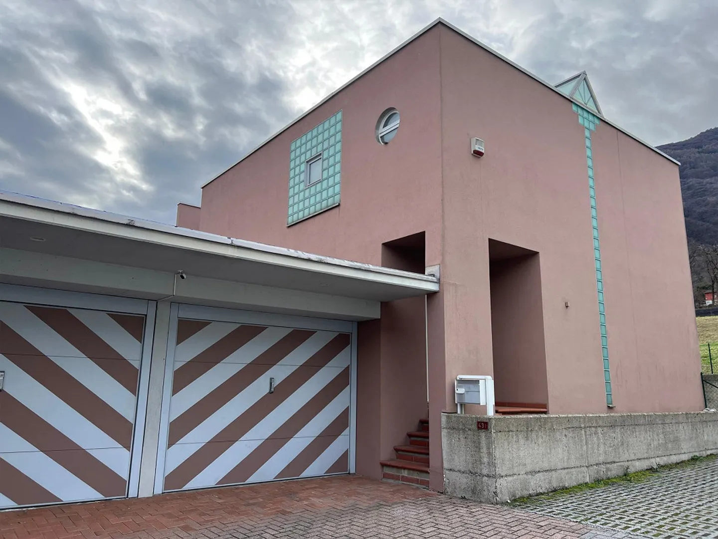Single-family house with garden and garage in Bedano - Photo 1 of 13