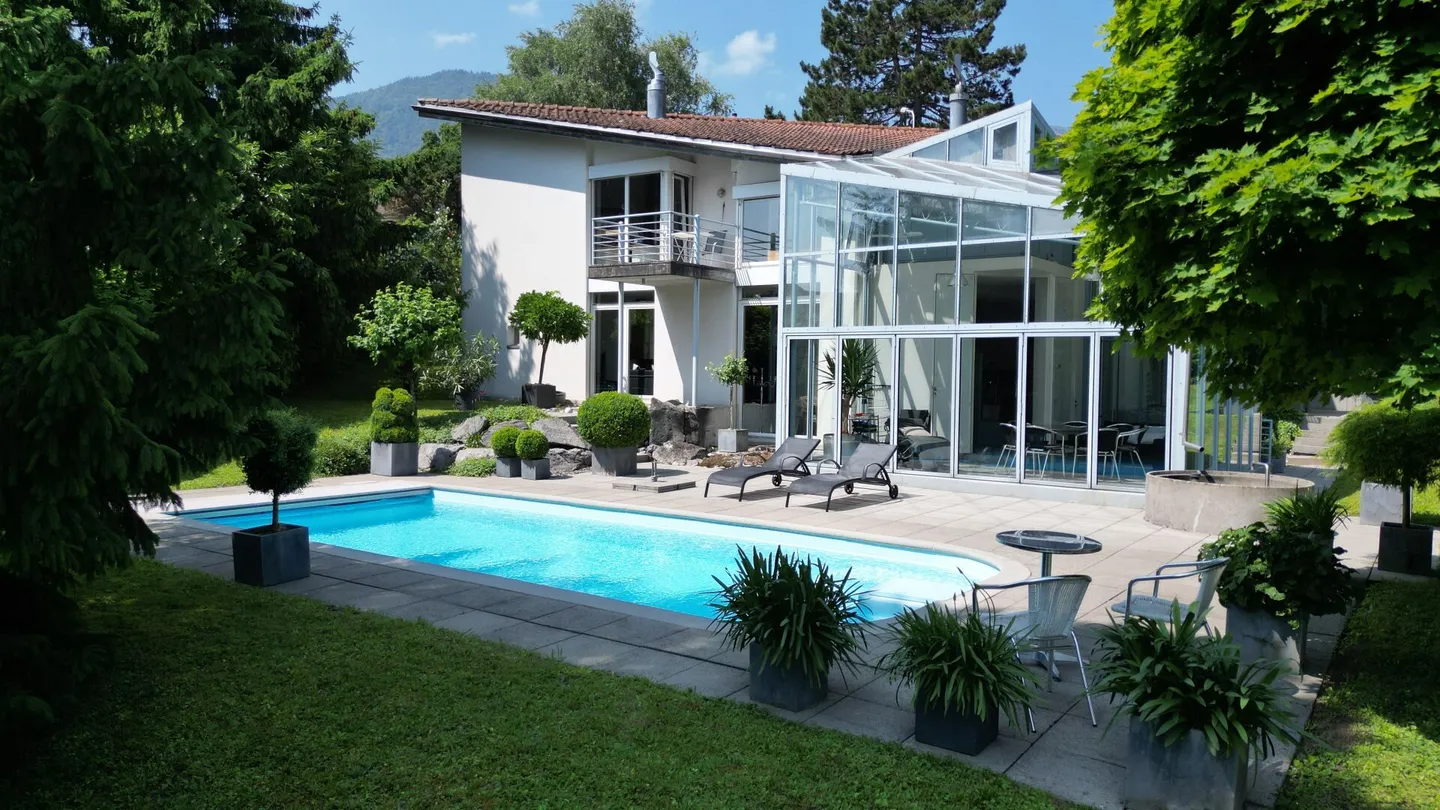 Architektonische Villa mit Pool - Foto 1 von 7