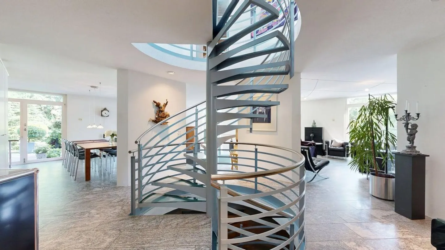 Architektonische Villa mit Pool - Foto 2 von 7