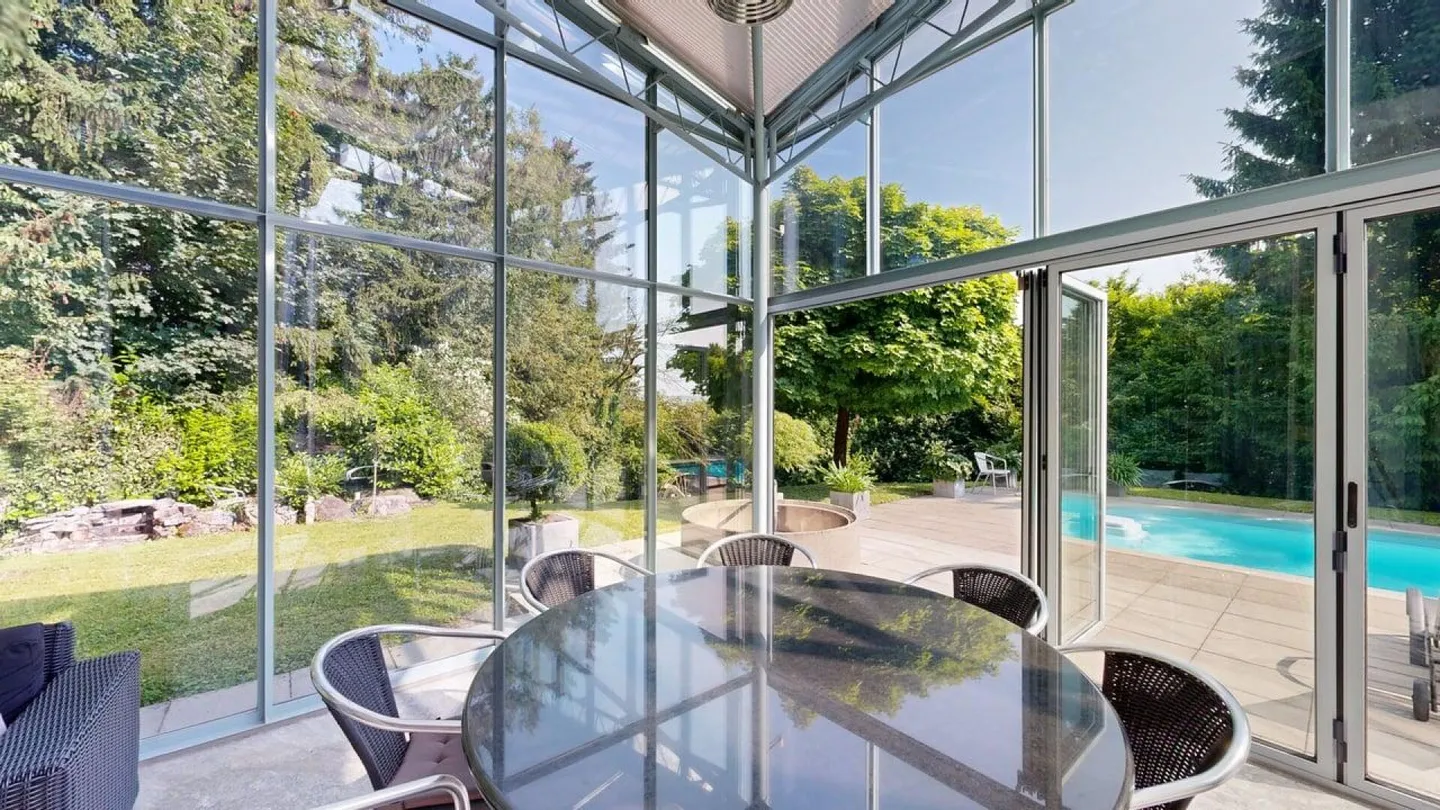 Architektonische Villa mit Pool - Foto 3 von 7