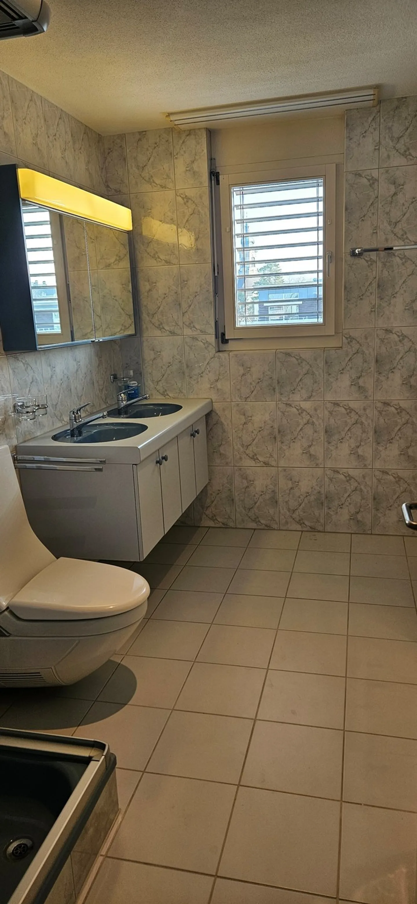 Bel appartement mansardé très bien situé - Photo 9 sur 13