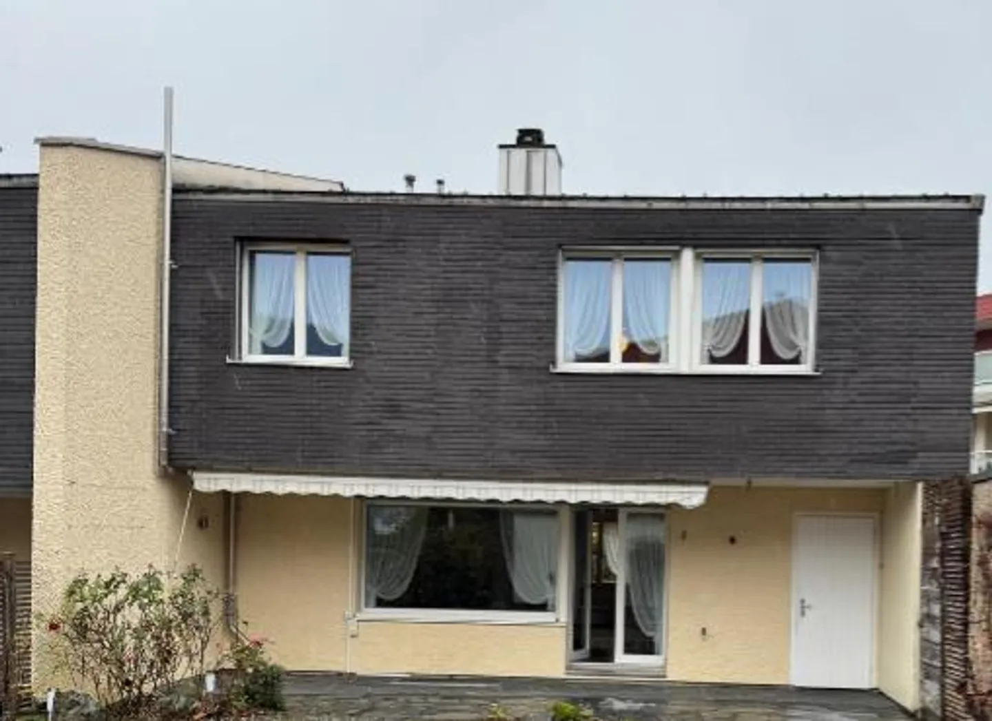 Maison de famille en rangée de 6 chambres - Photo 2 sur 5