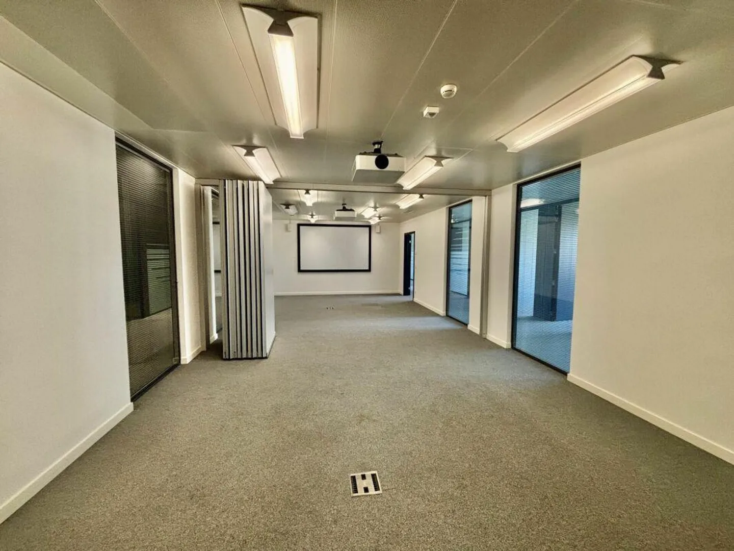 Wunderschöne moderne Büroflächen, CFF-Zugang und Parkplätze - Foto 12 von 12