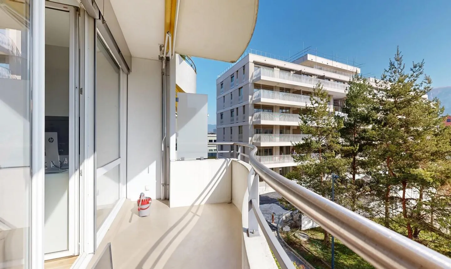 Appartement ensoleillé avec balcon - Photo 3 sur 11