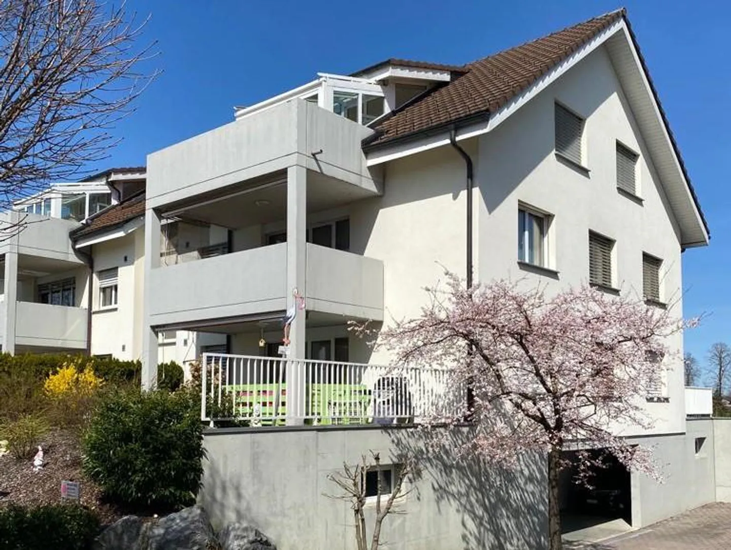 Sonnige & grosse 4.5 ZWG mit zwei Balkonen in ruhiger EFH Gegend - Foto 1 von 7